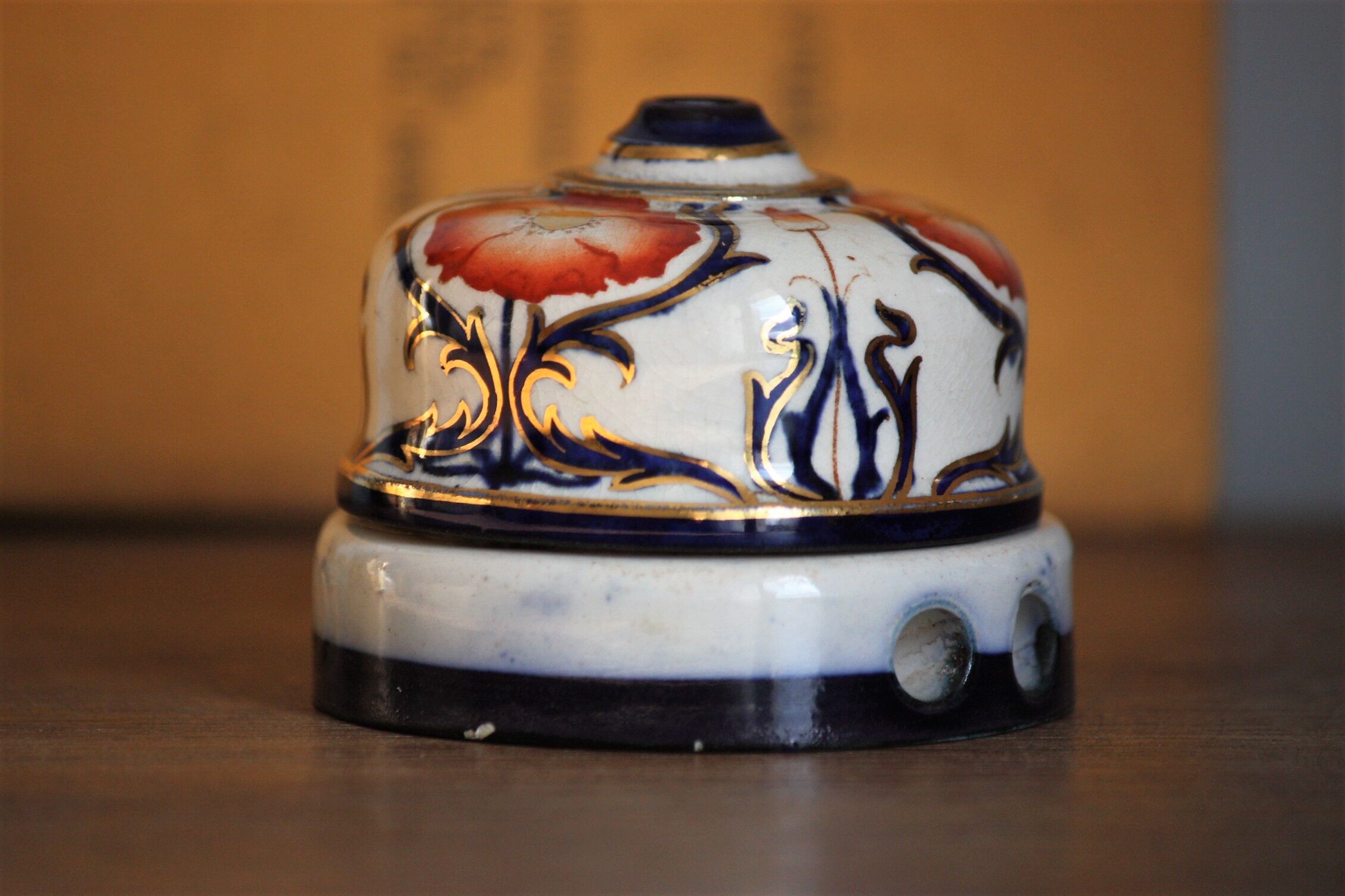 Interrupteur en porcelaine décorée