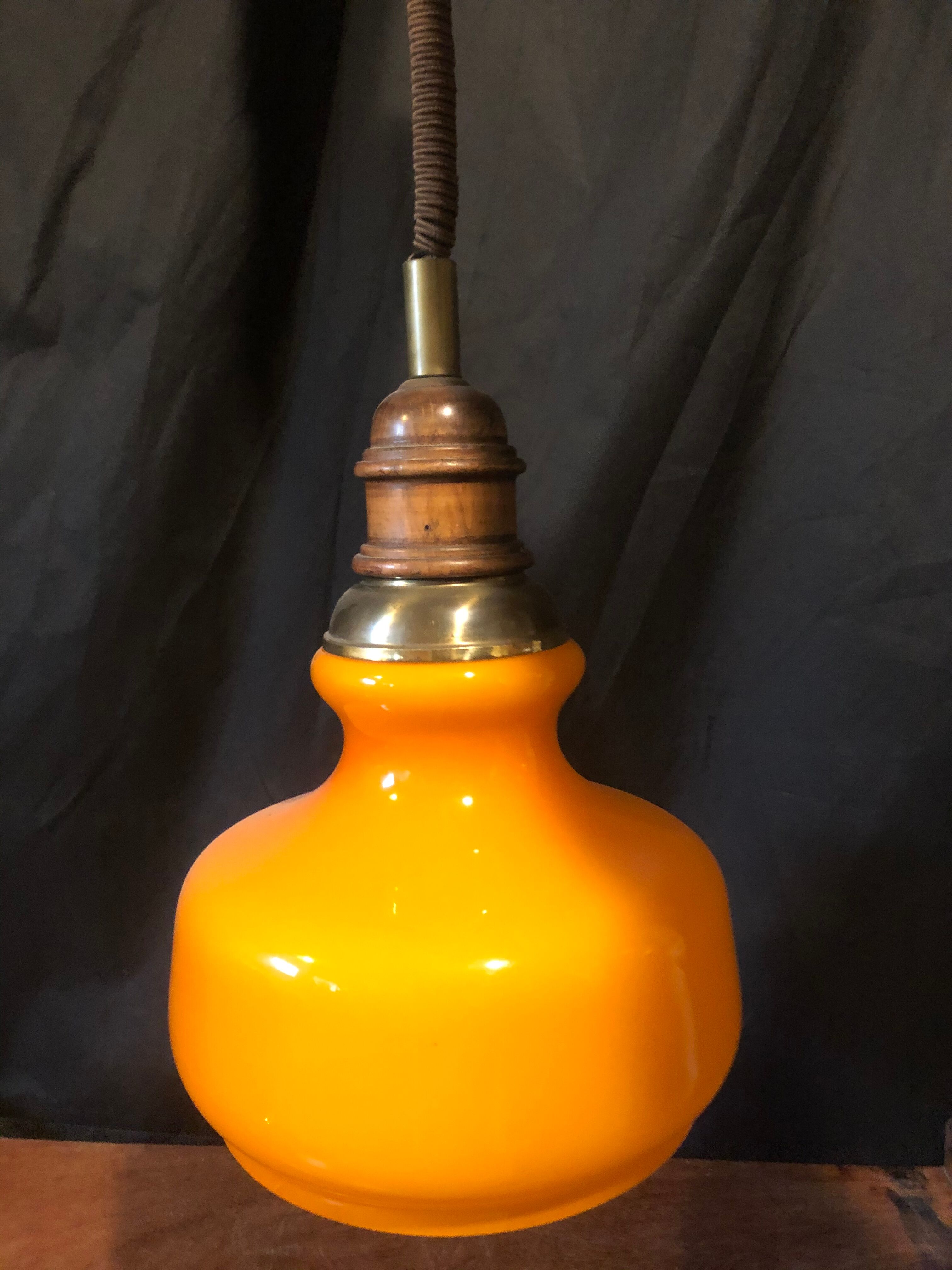 Suspension en verre opaline