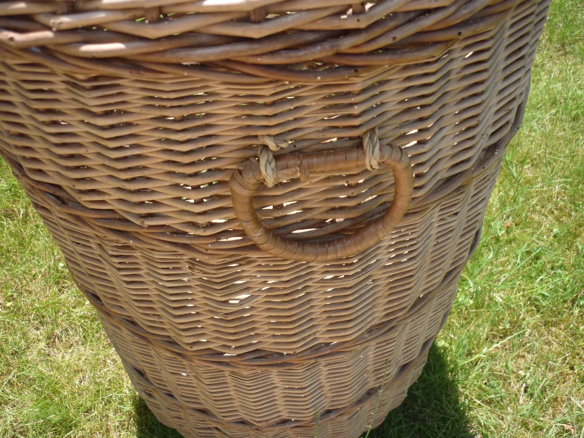 Rattan basket with lid