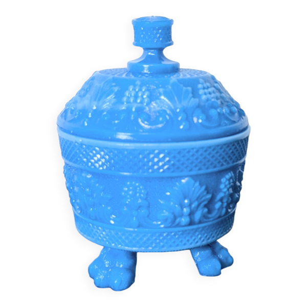 Bonbonnière en opaline bleue moulée, première moitié du XXᵉ
