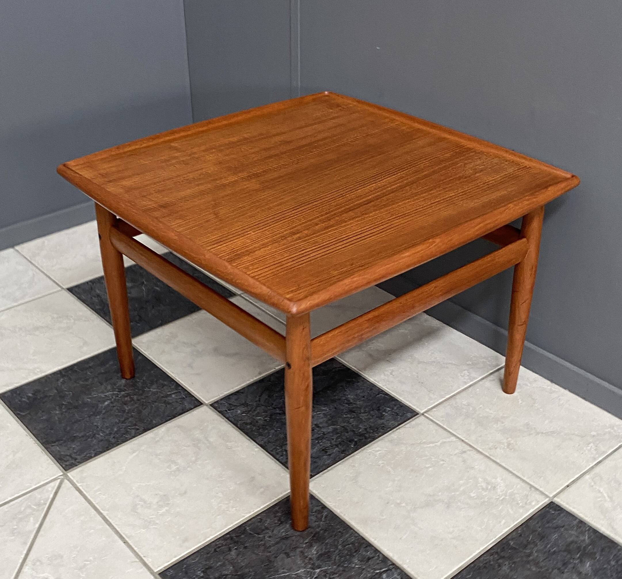 Table basse carrée en teck par Grete Jalk pour Glostrup Danemark années 1960.