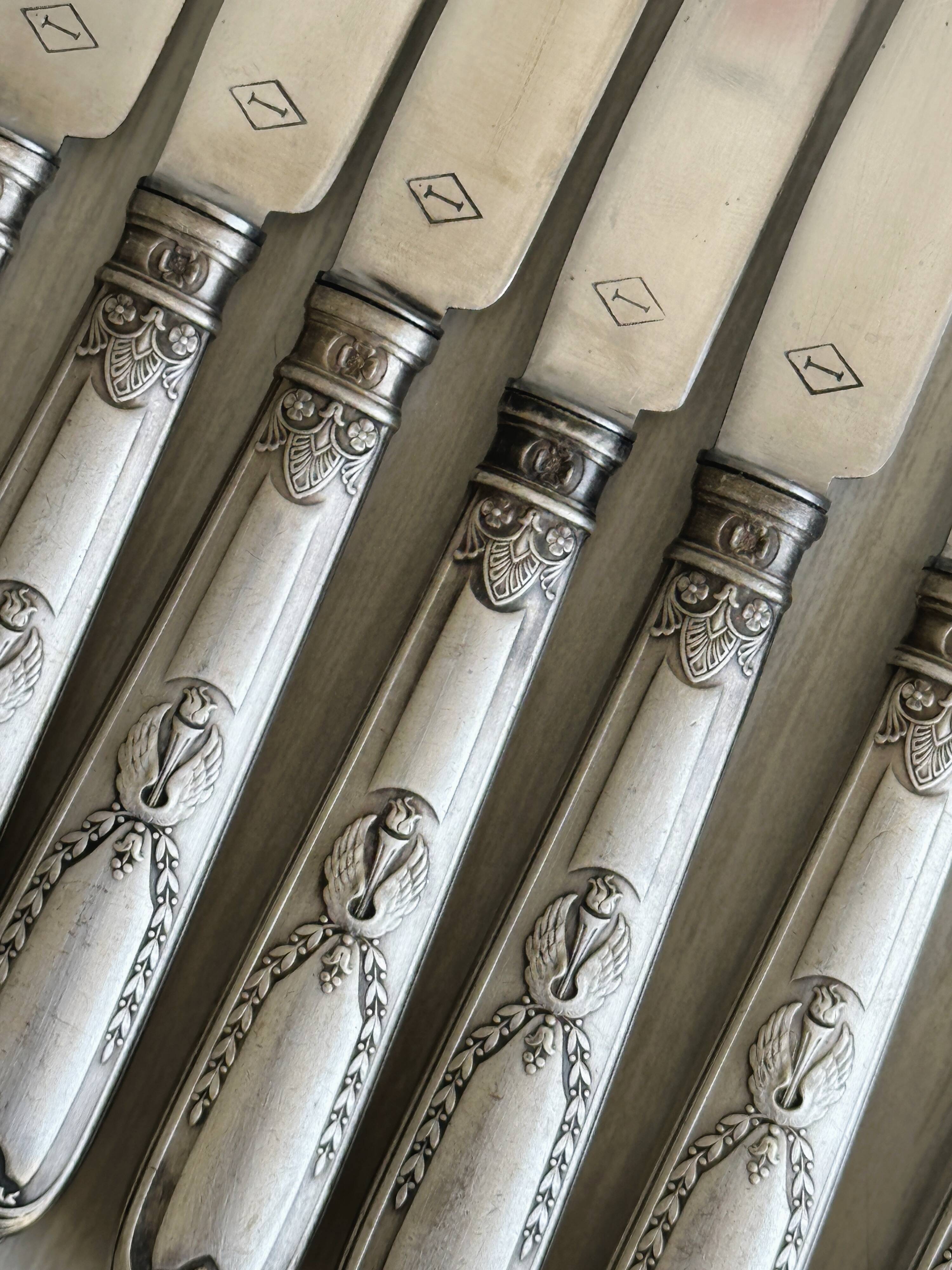 8 silver-plated metal knives, engraved handles with refined details.