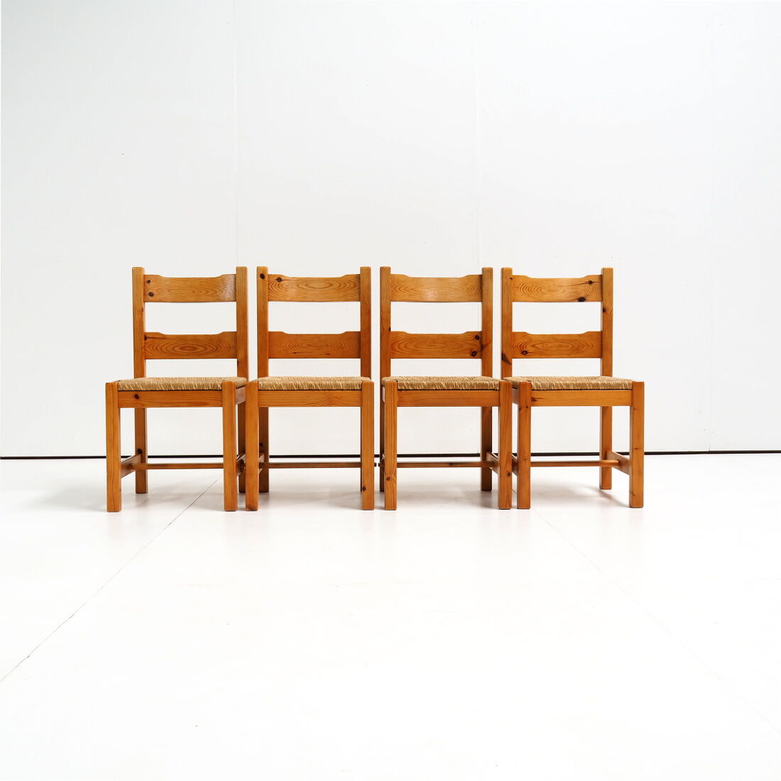 1970’s set of chairs in pine wood with straw seat