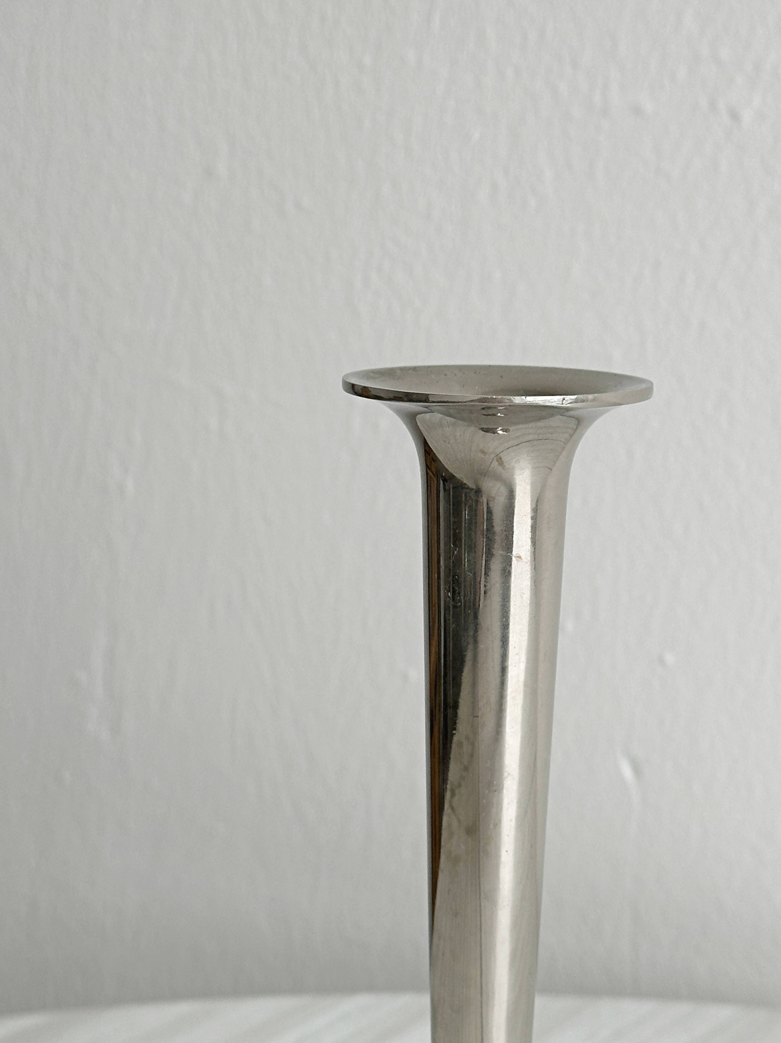 Petit vase soliflore en métal léger