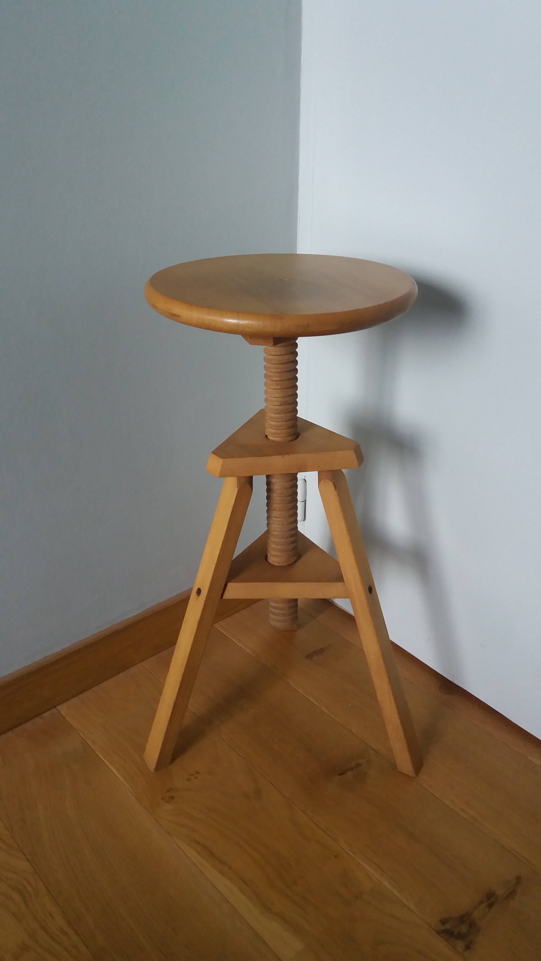 Tripod stool with a screw.