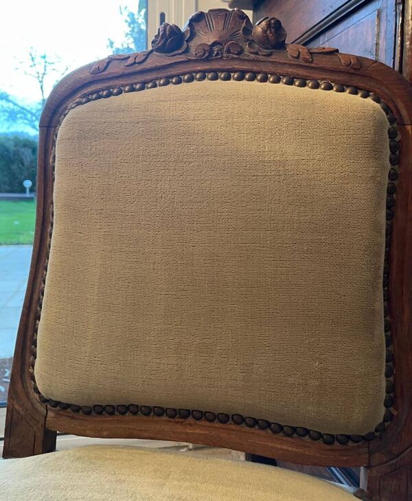 Lot 2 chaises anciennes style Louis XV, Bois massif sculpté