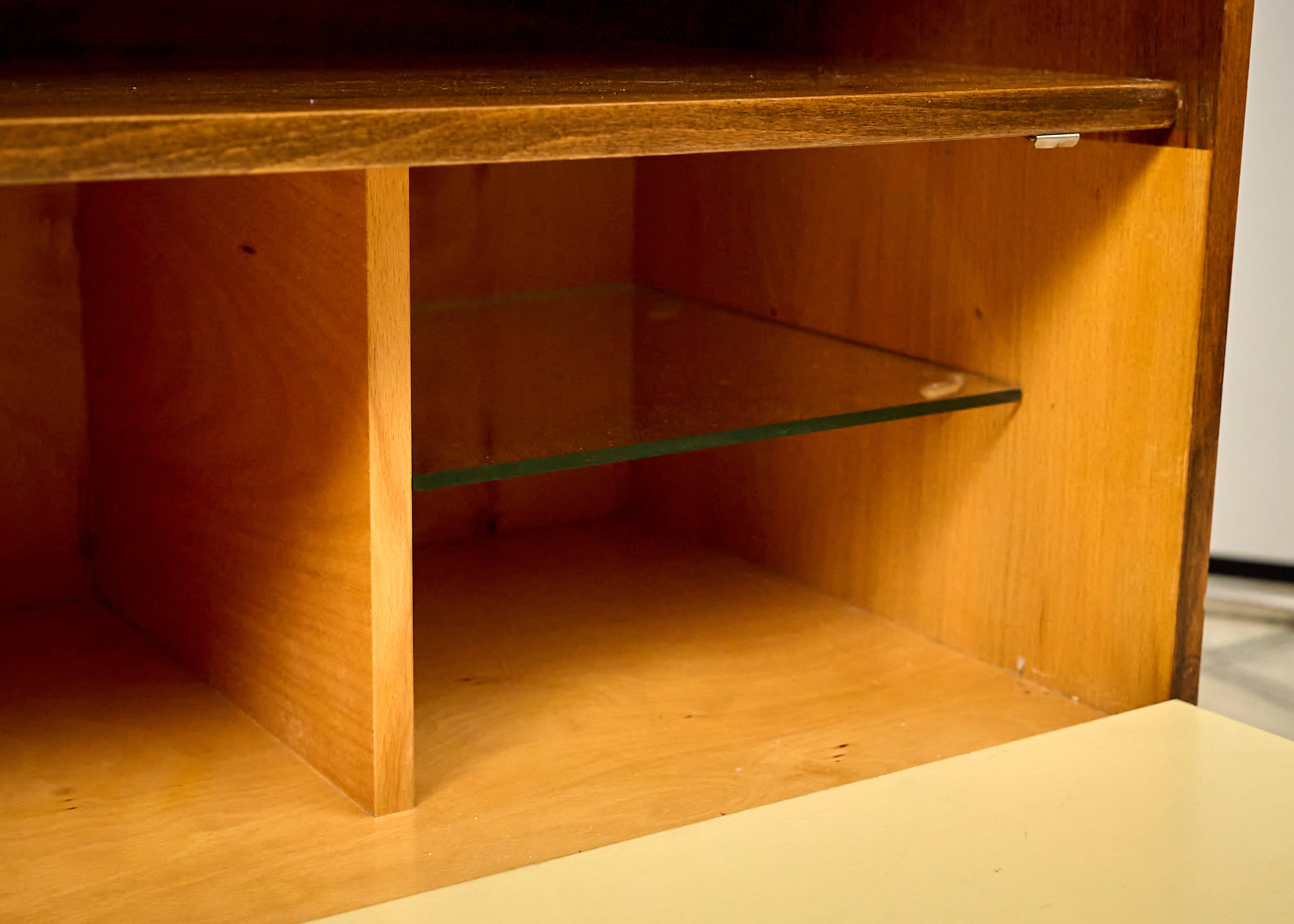 Vitrine du milieu du siècle des années 1960, Tchécoslovaquie