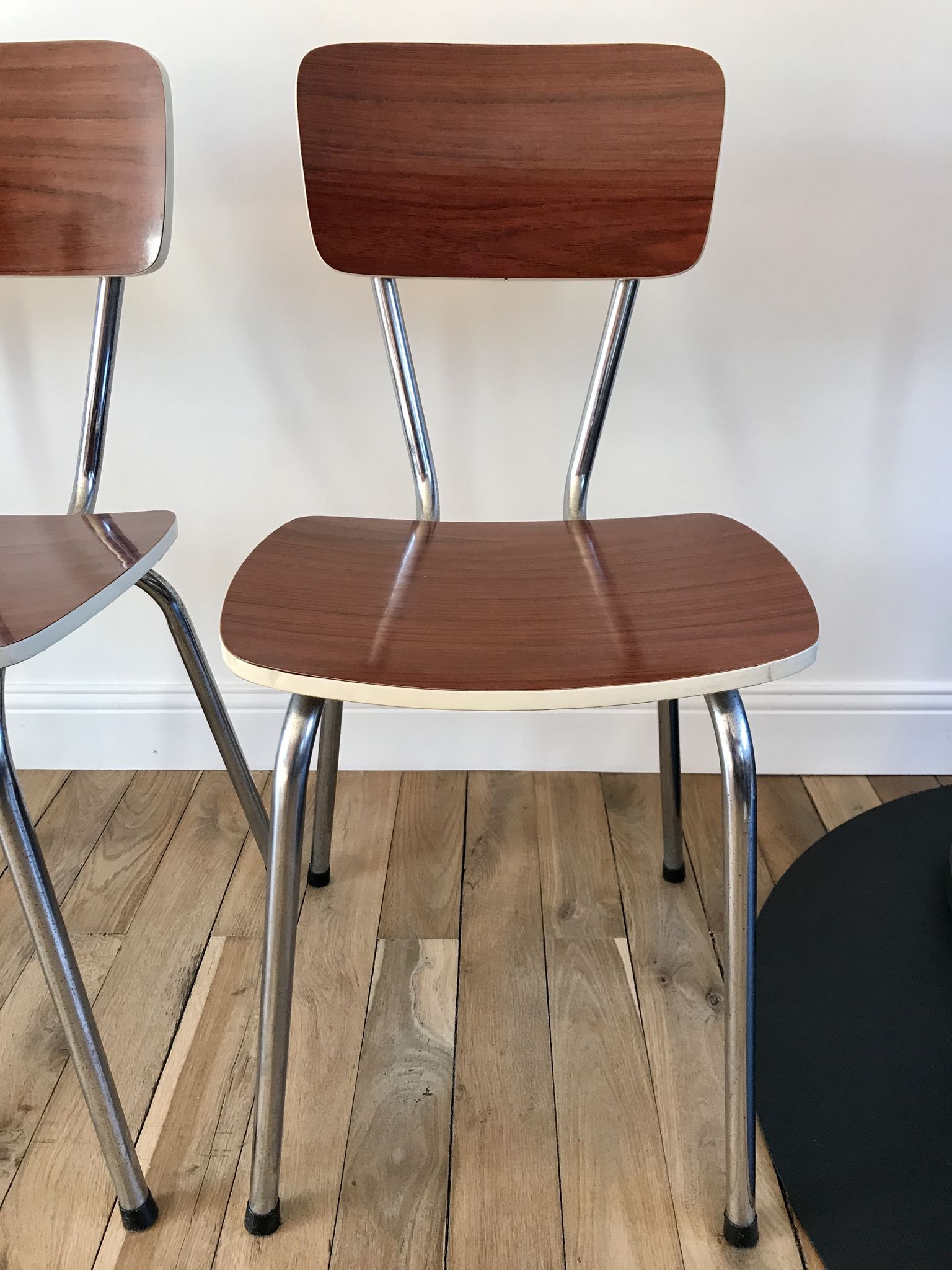 Trio of chairs in light brown formica and cream contour 70s