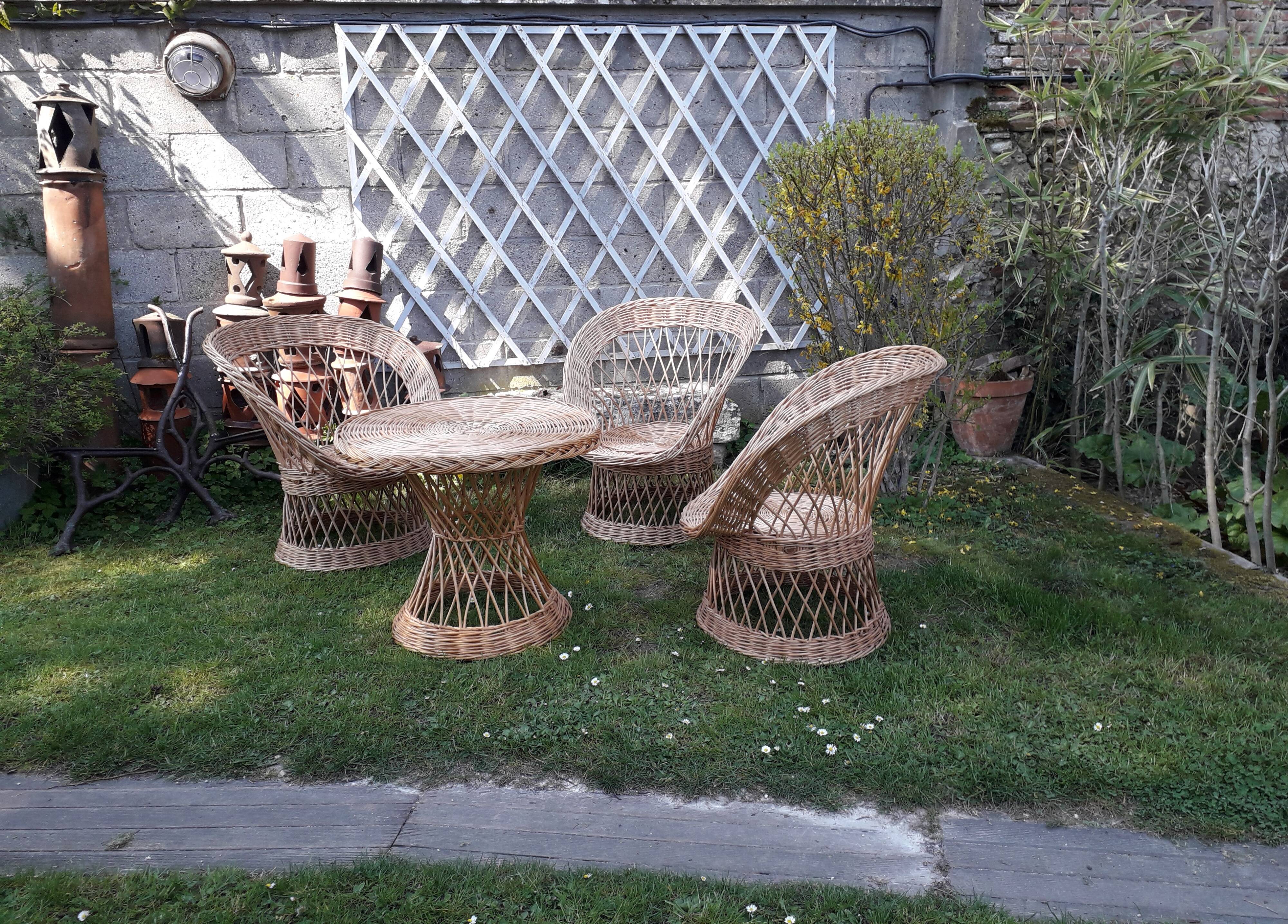 Rattan lounge