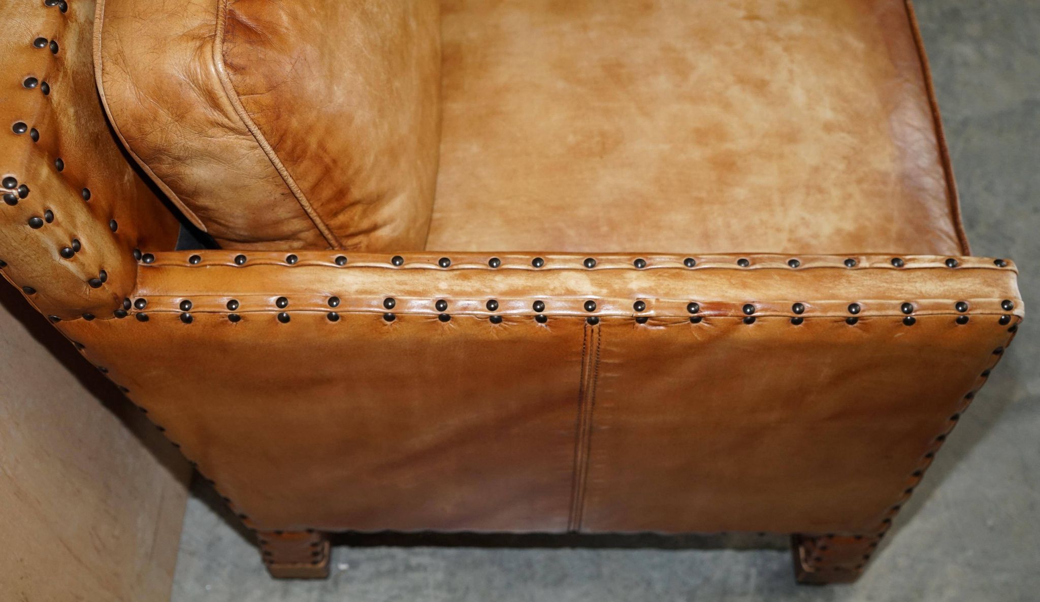 Three-seater leather canapé in Edwardian style with studs.