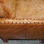 Three-seater leather canapé in Edwardian style with studs.