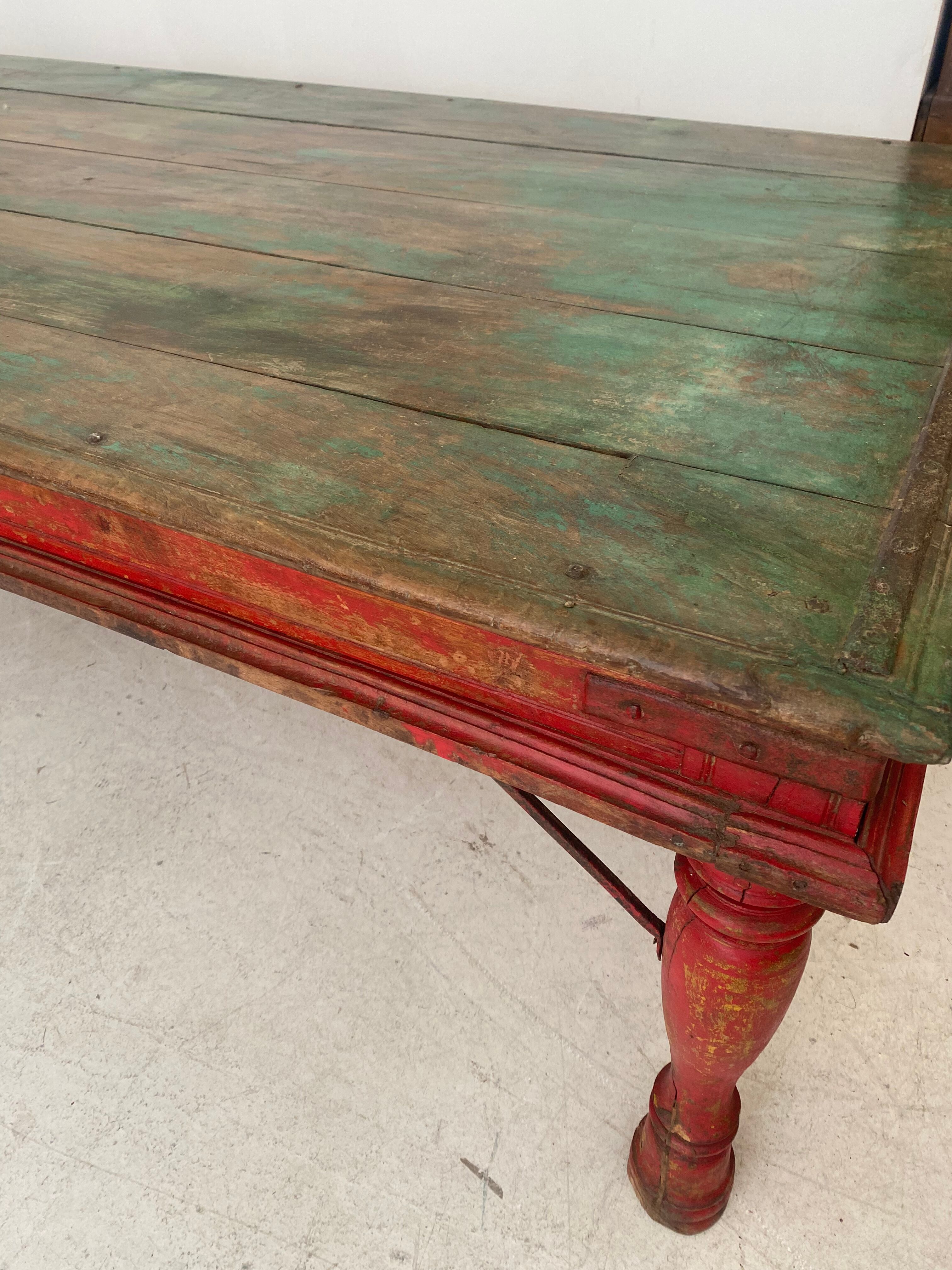 Table basse indienne en teck laqué verte et rouge