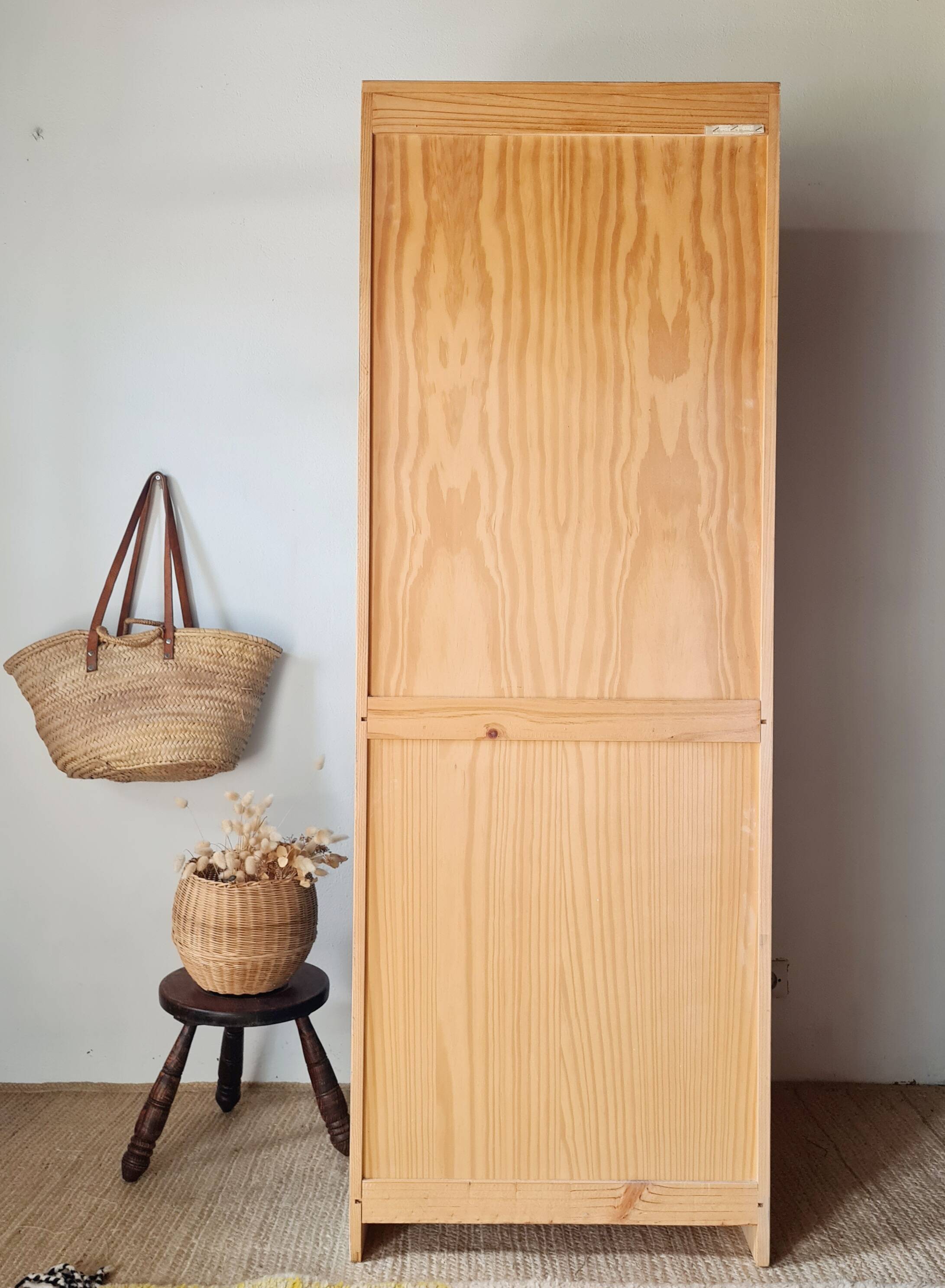 Armoire type parisienne haute étroite – Bleu Paon & Intérieur crème
