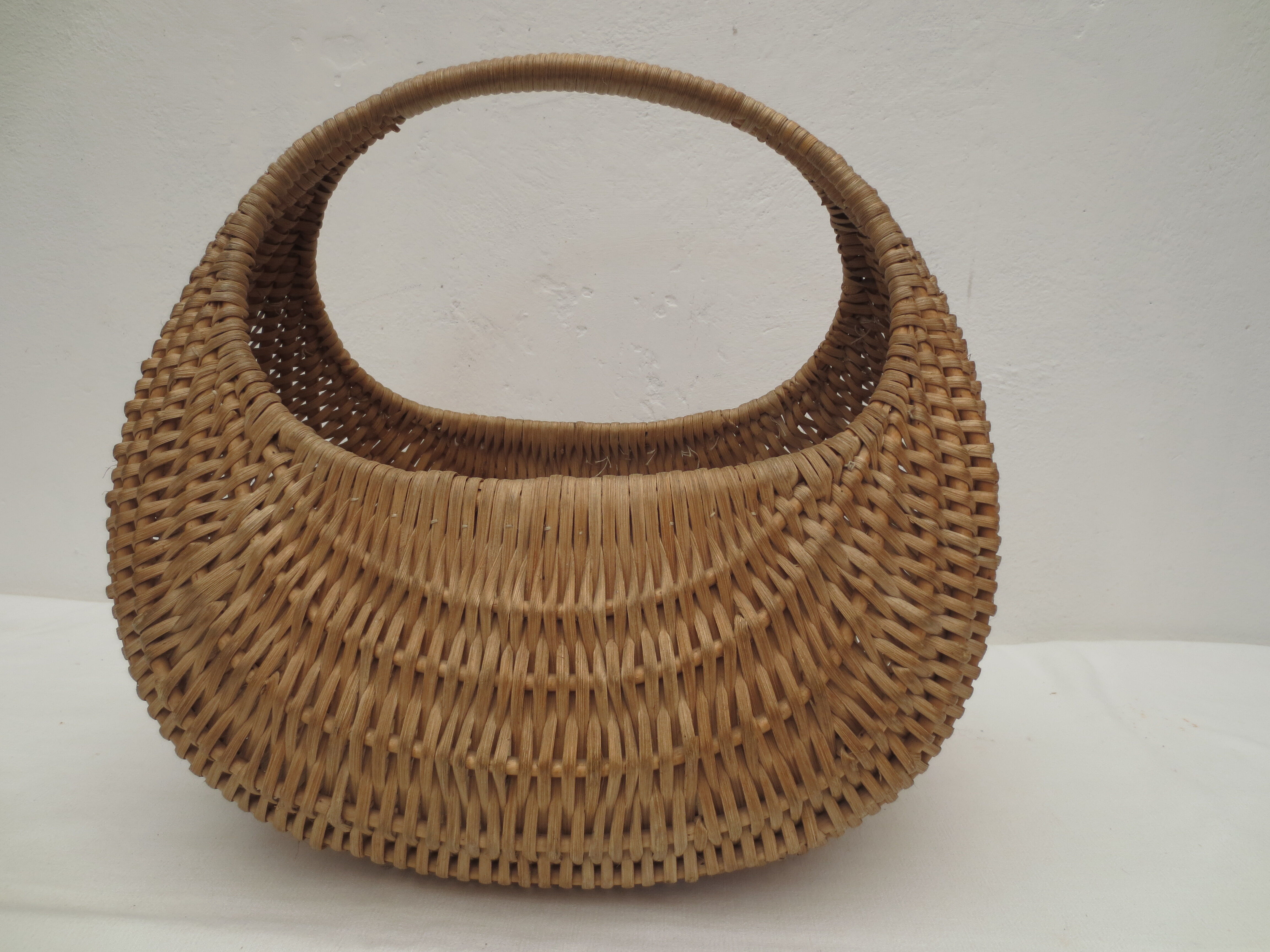 Gondola basket of the 60s in quality woven wicker