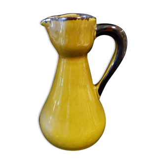 Veneer pitcher in varnished reeds