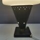 Petite lampe de table élégante avec perforations et abat-jour en verre opale blanc laiteux