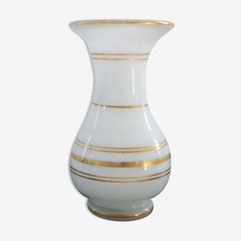 Vase miniature en opaline