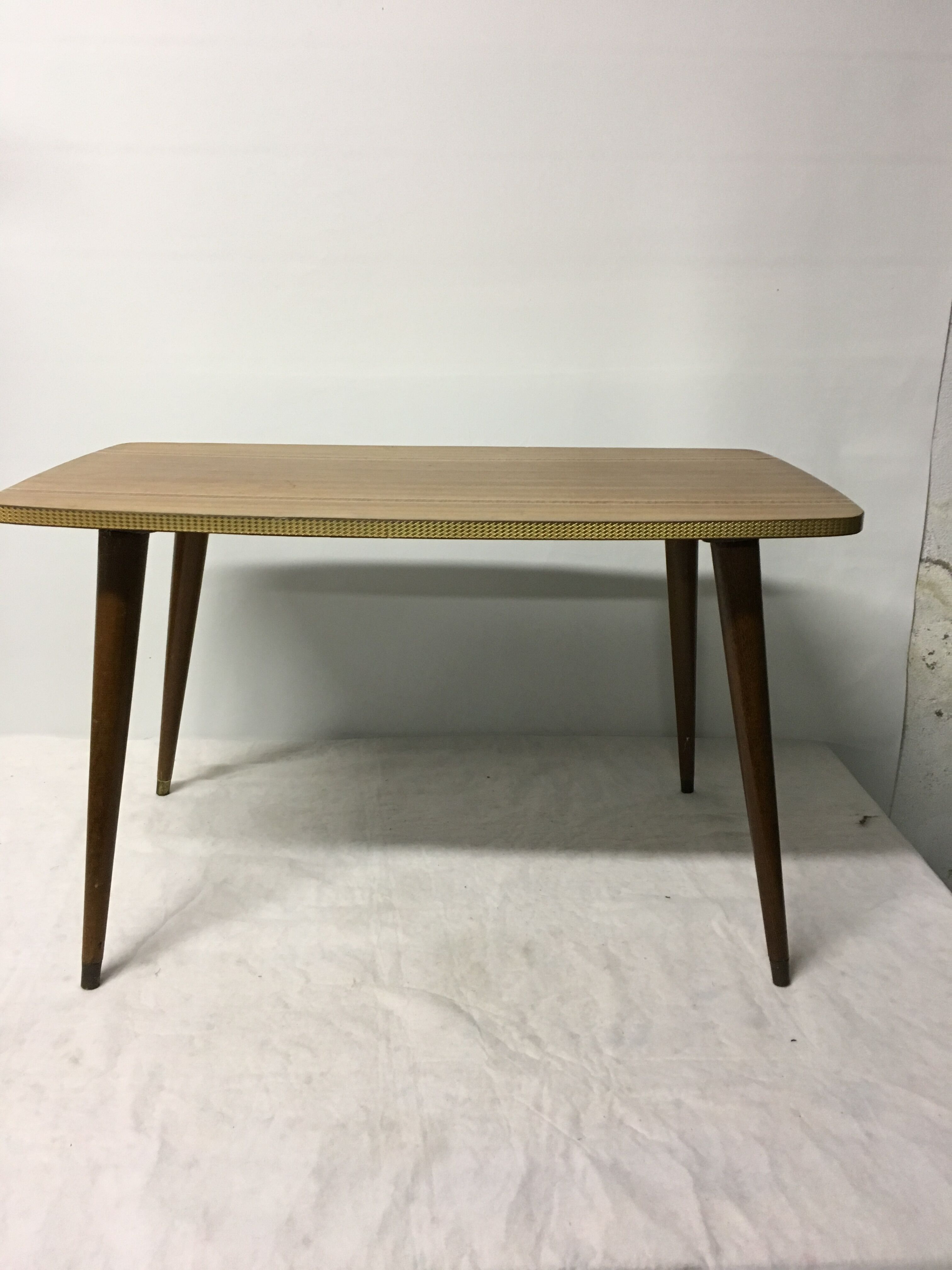 Table basse pieds compas