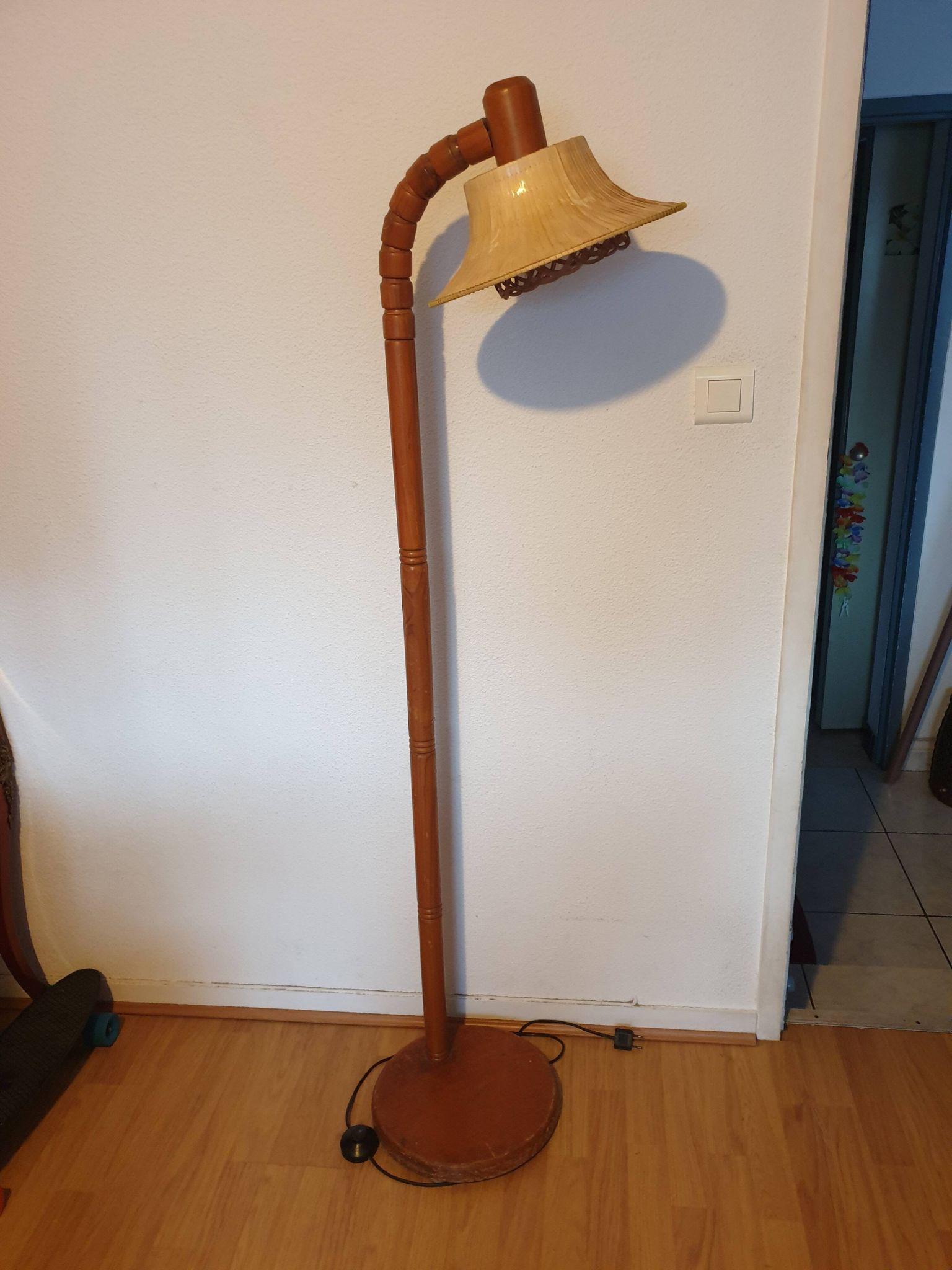 Articulated floor lamp in Scandinavian pine from the 1960s.