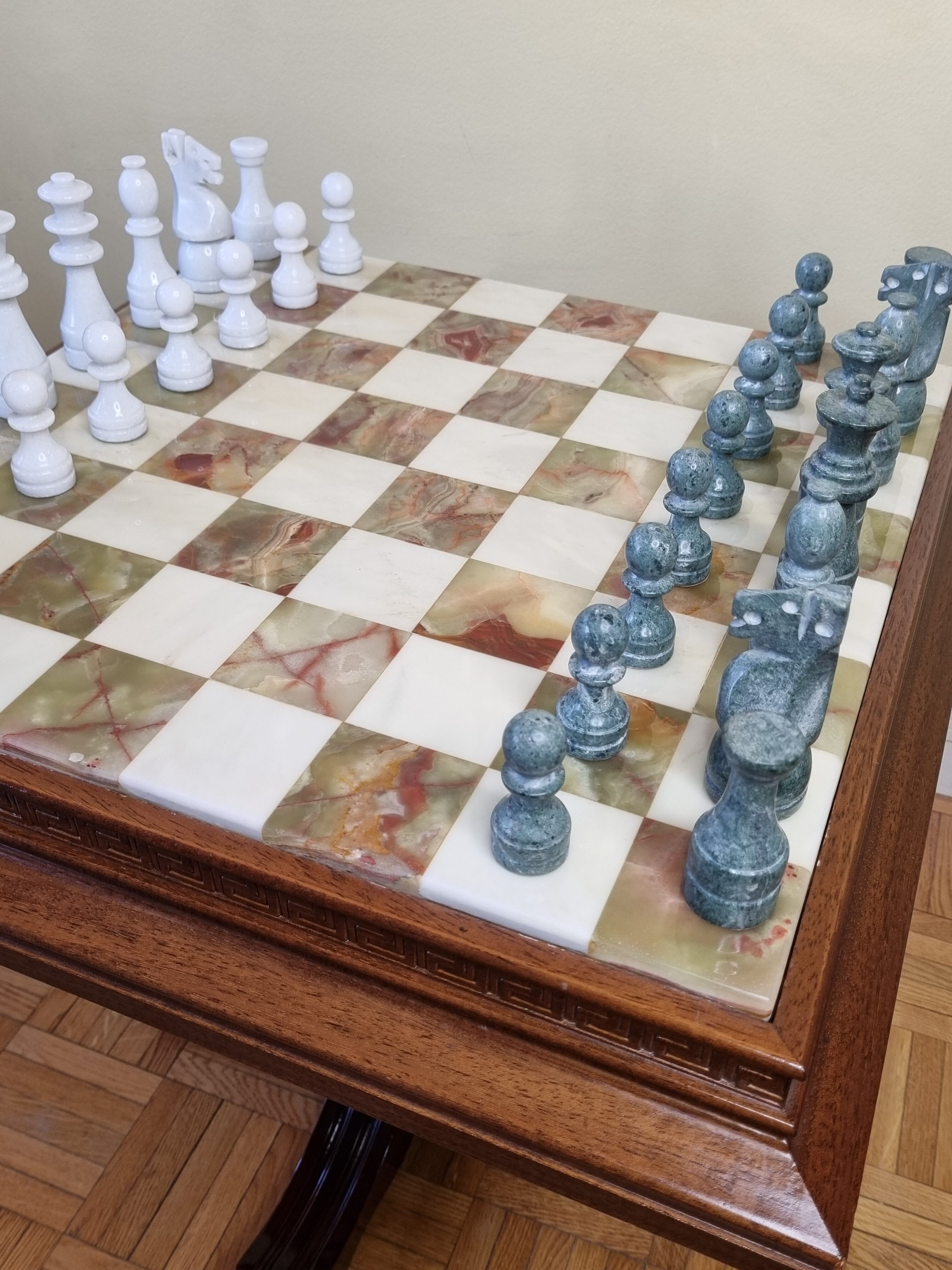 Table et jeu d'échecs en onyx et marbre blanc