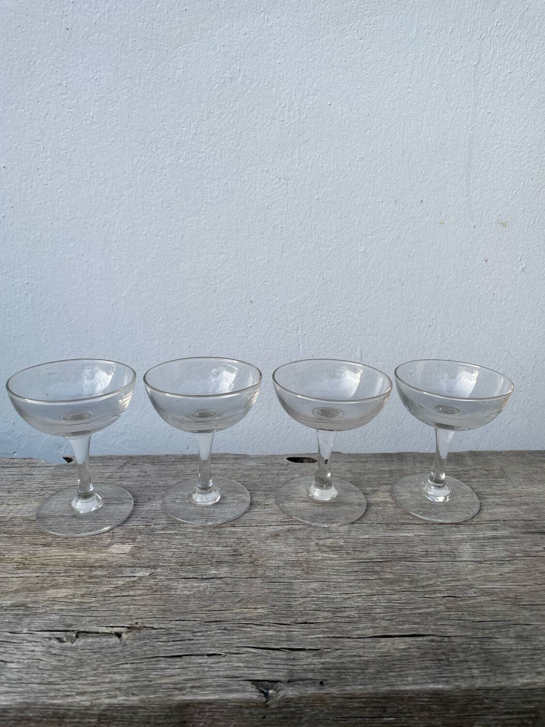 4 champagne coupes in bubbled blown glass, circa 1900