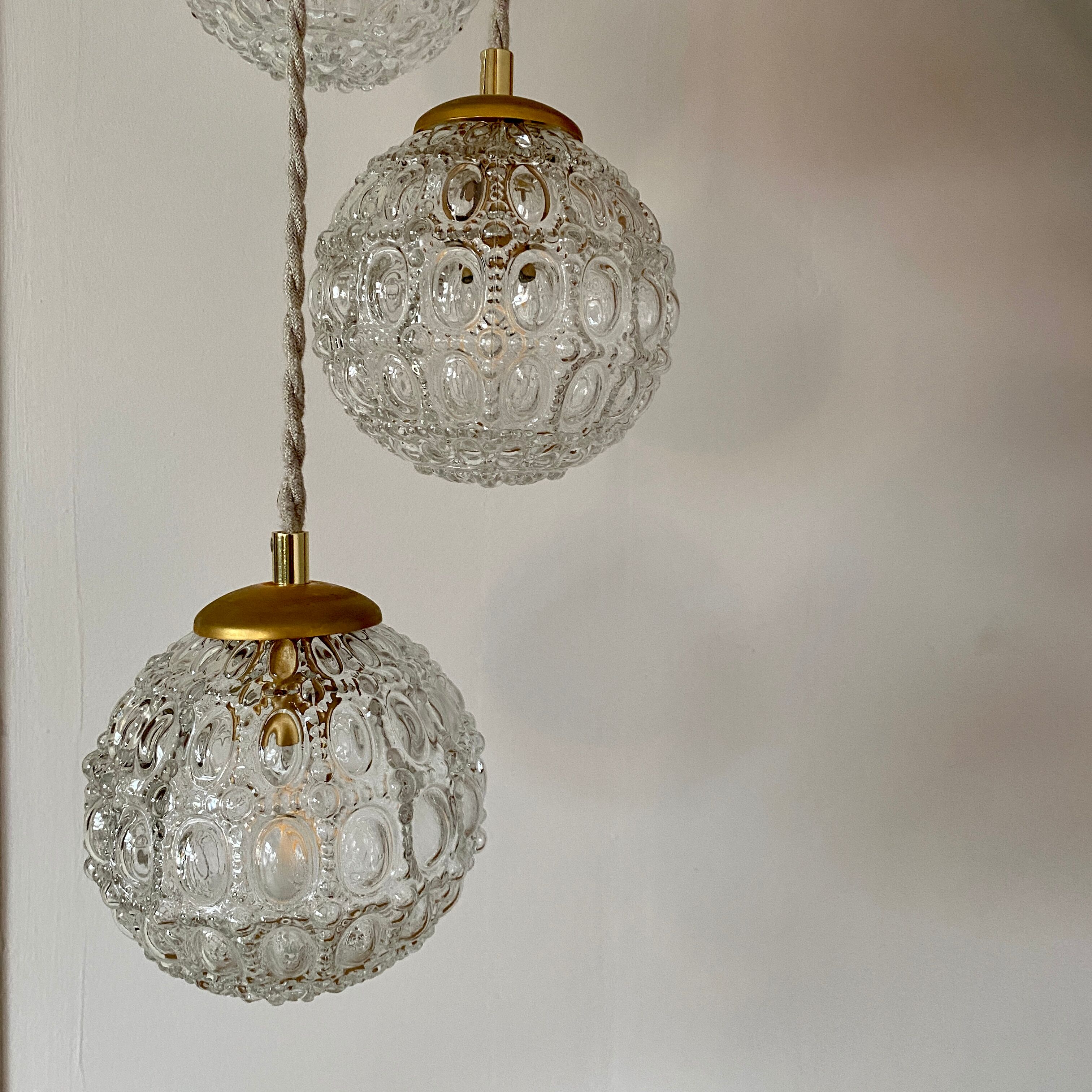 Suspension cascade three lights vintage globes in molded glass