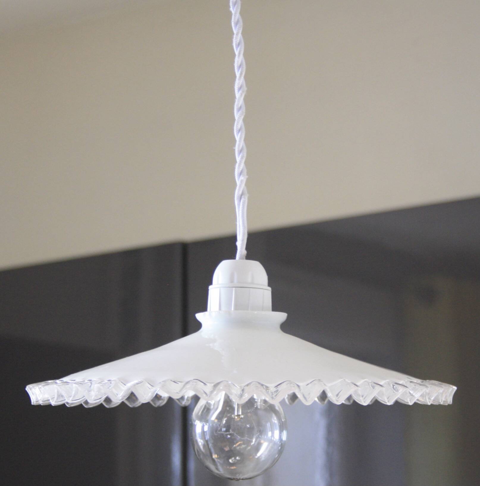 Suspension en opaline dentelée
