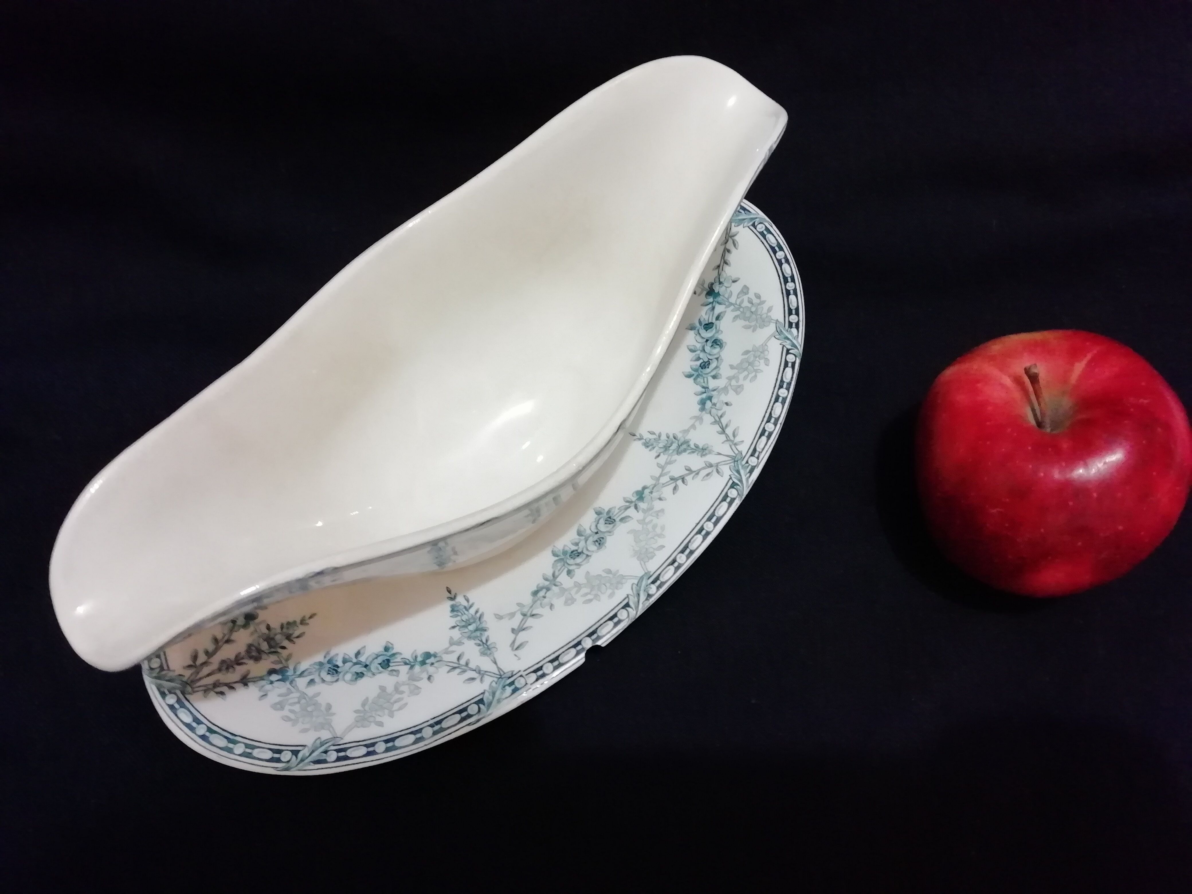 Creil and montereau sauce dish on porcelain sleeper signed, 19th century