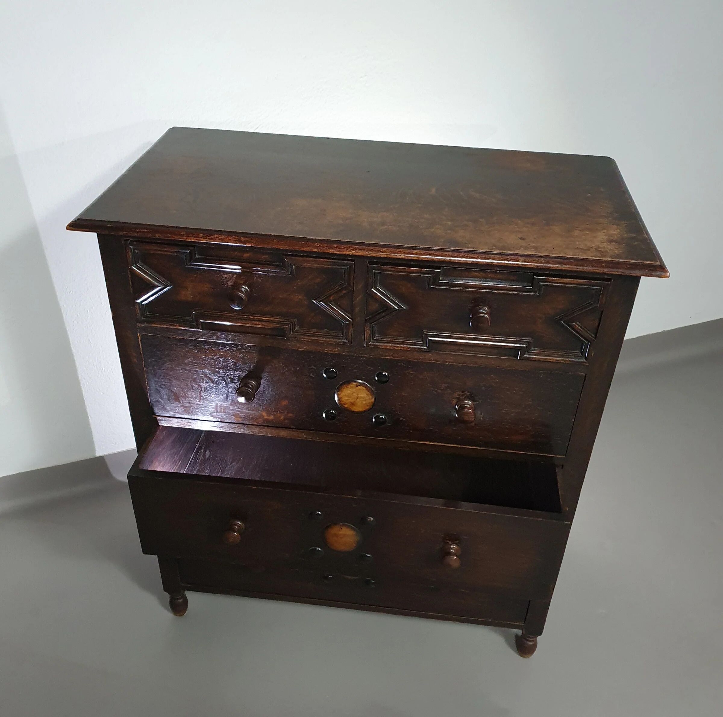 Particularly cool English chest of drawers. Dated (Charles 2 era). Made of solid oak with beautiful patina.