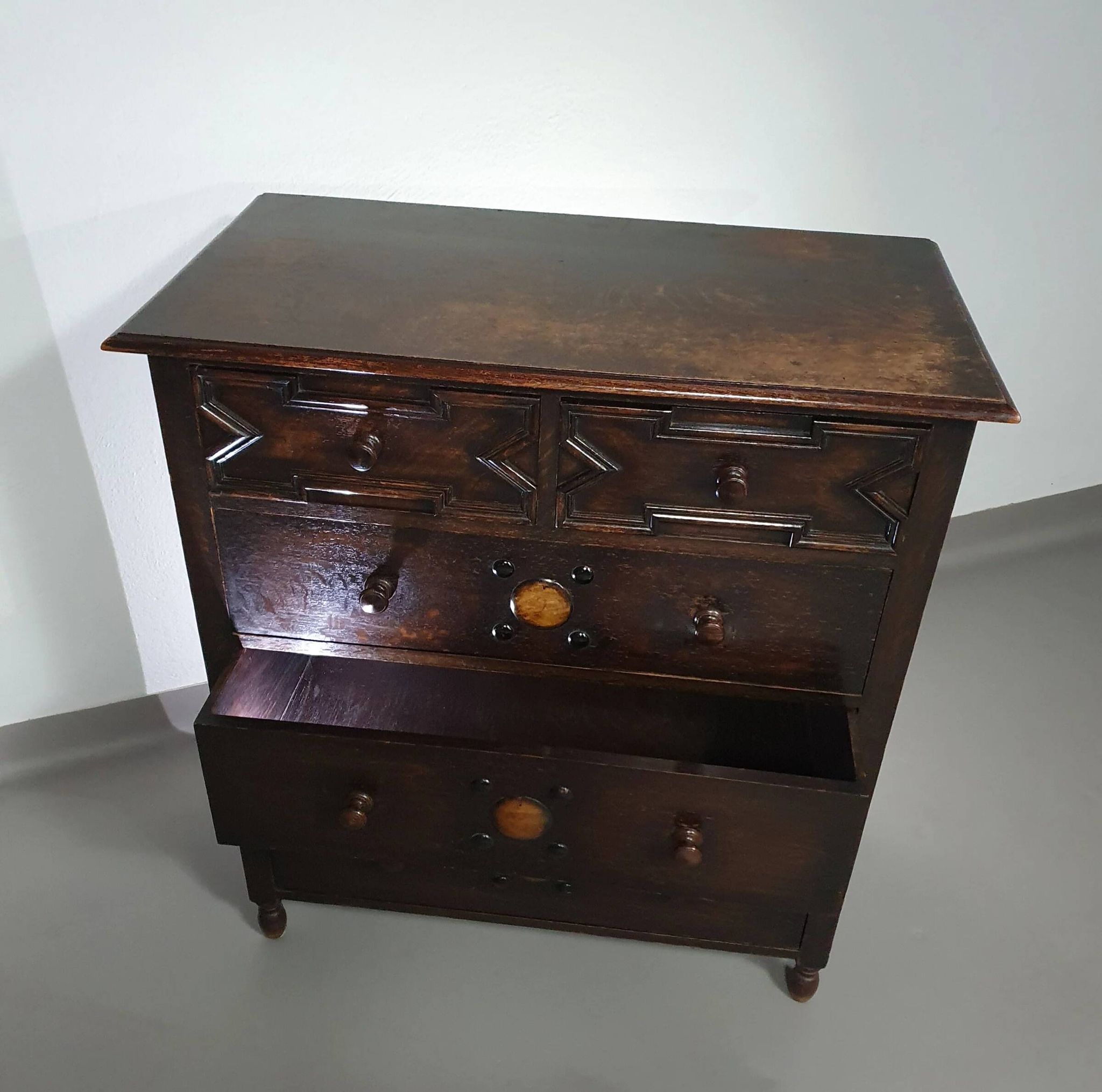 Particularly cool English chest of drawers. Dated (Charles 2 era). Made of solid oak with beautiful patina.