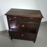 Particularly cool English chest of drawers. Dated (Charles 2 era). Made of solid oak with beautiful patina.