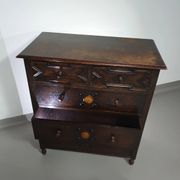 Particularly cool English chest of drawers. Dated (Charles 2 era). Made of solid oak with beautiful patina.