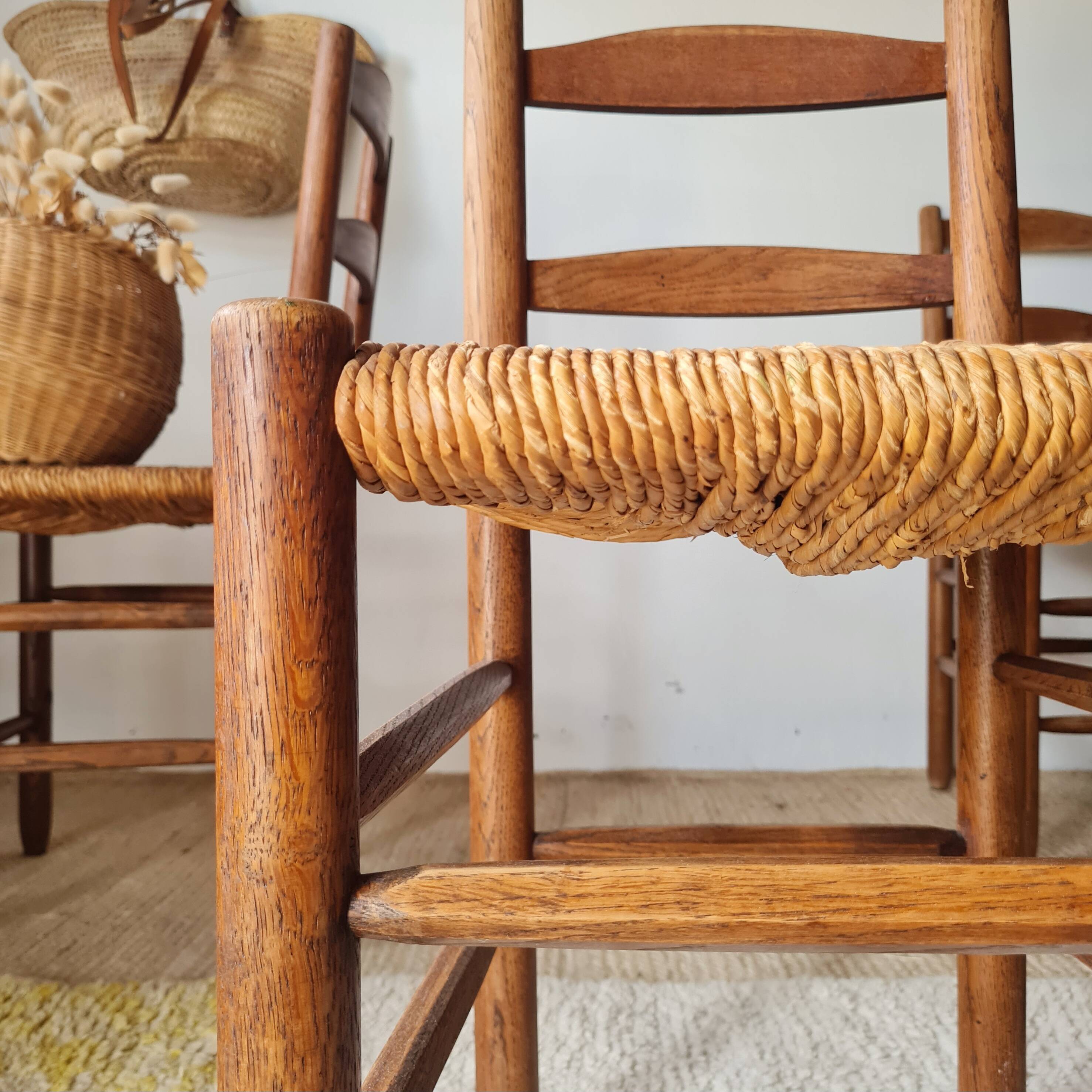 Set of 4 rustic chairs in solid oak and straw.