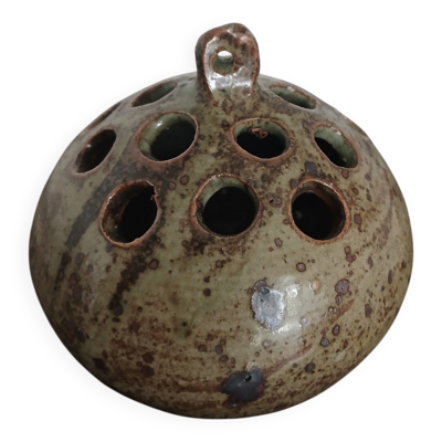 Vase boule mural (pique fleures d’ applique.signe AG (Anne MarieGassin