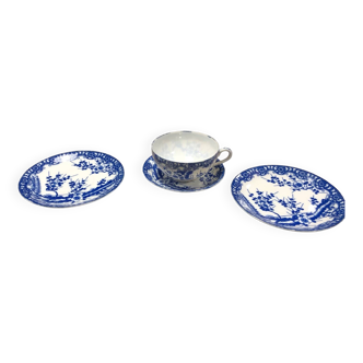 Tasse et soucoupe + 2 soucoupes petites assiettes porcelaine japonaise