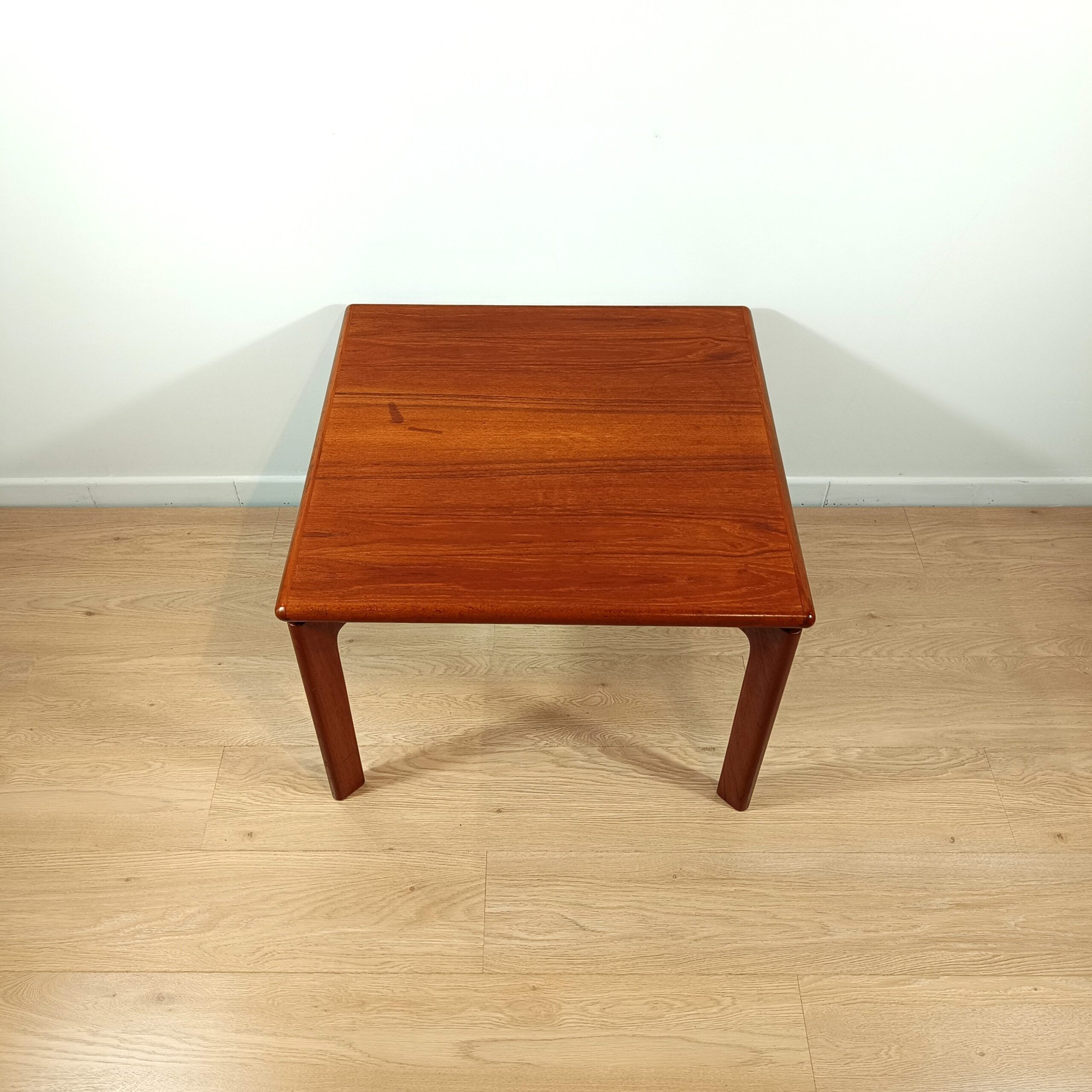 Table basse carrée en teck danois