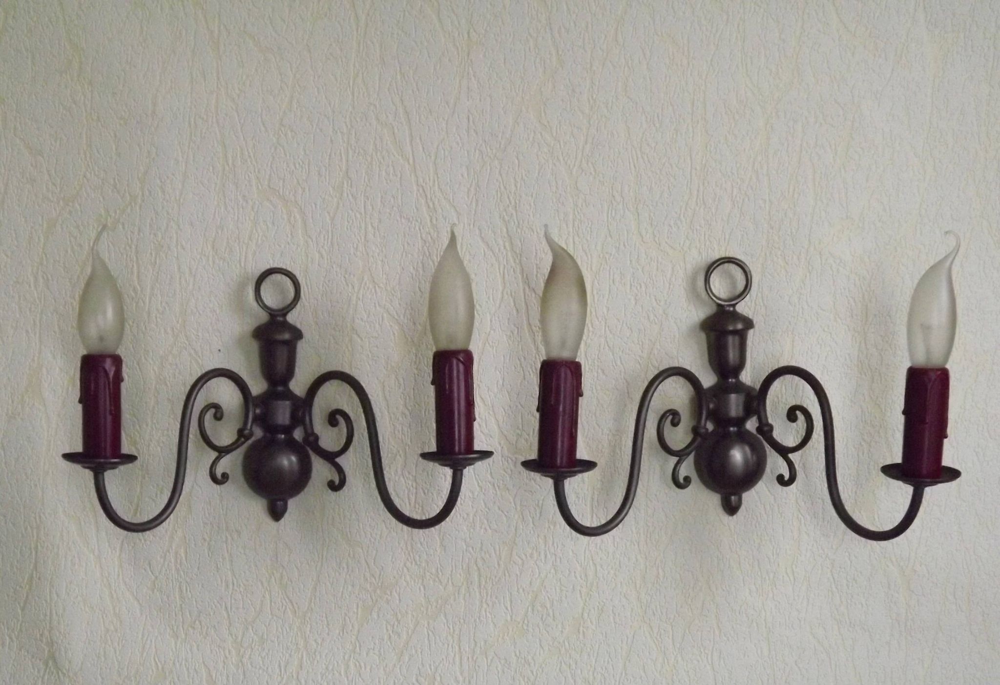 Pair of double Flemish style wall sconces in French silver from the period, with red drops 51.