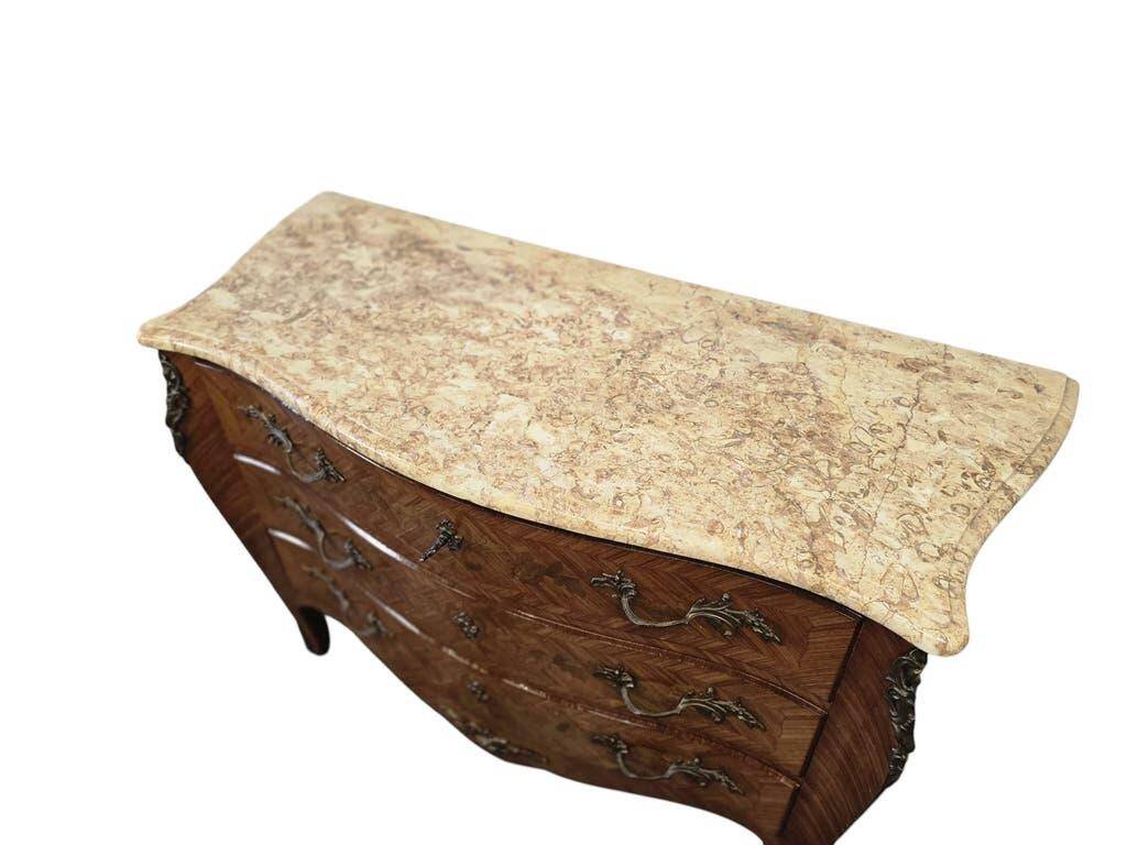 Commode en bois vintage de style Louis XV