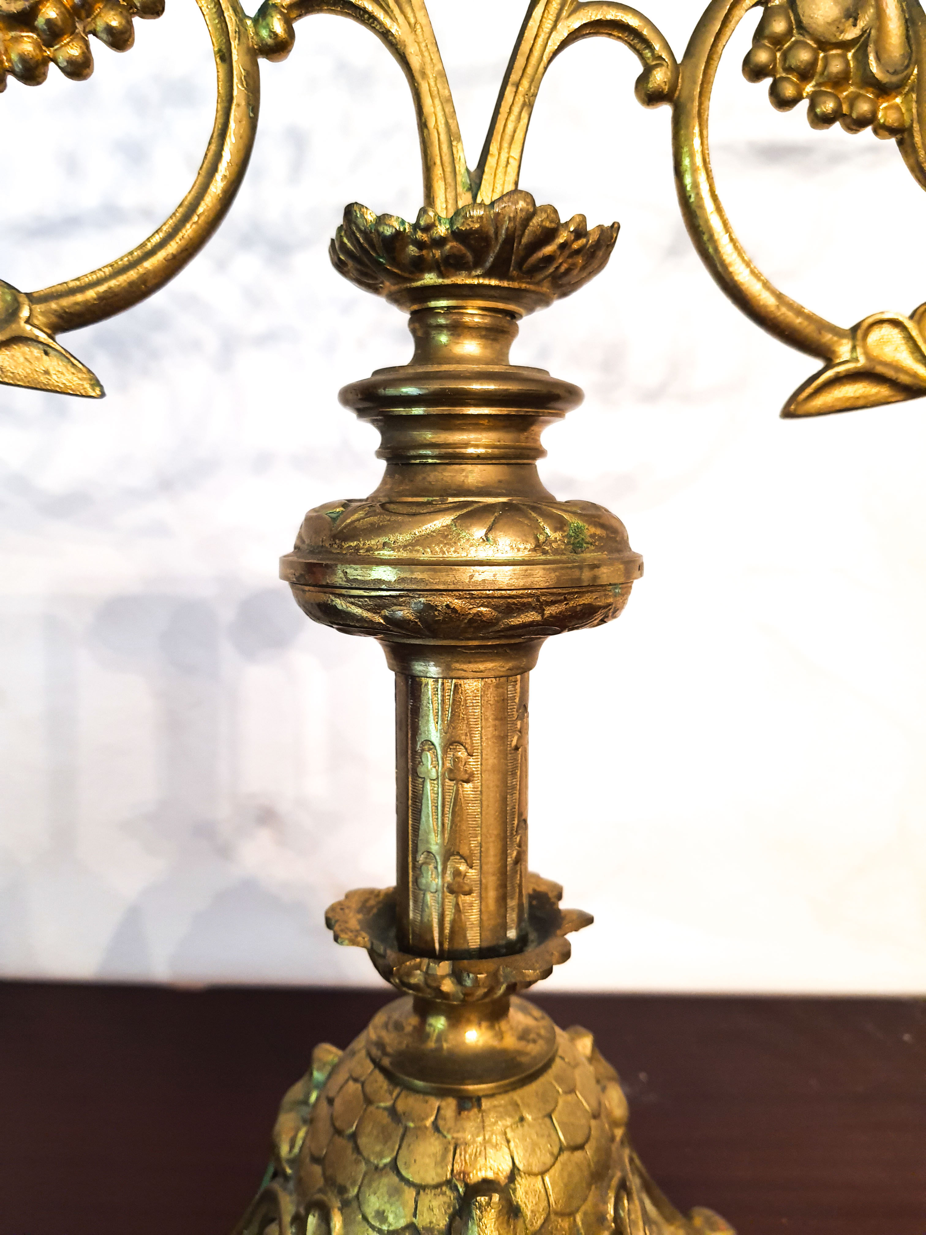 Pair of candlesticks Rocaille in gilded bronze