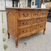 Commode arbalète de style Louis XV 3 tiroirs en noyer