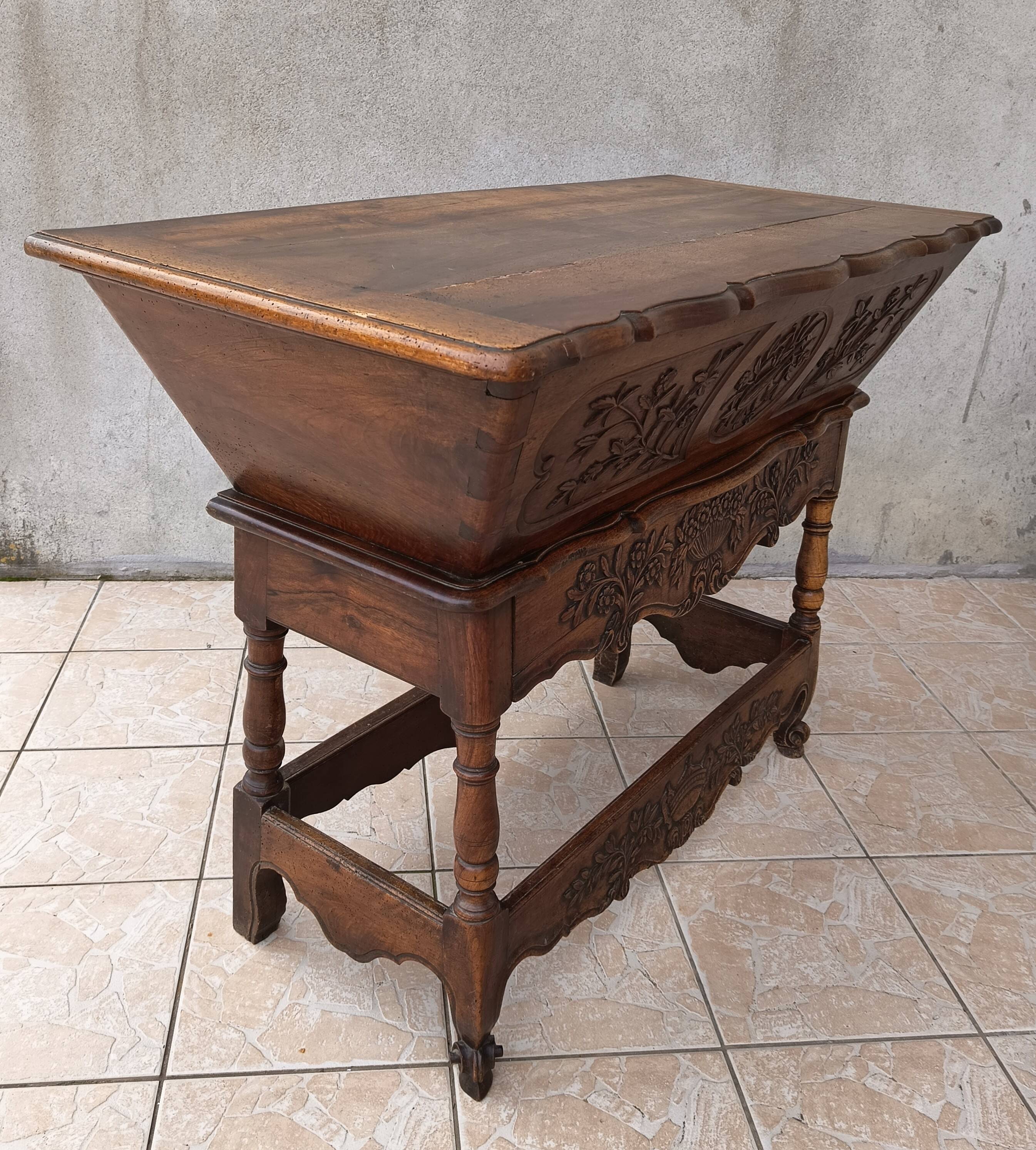 Provençal kneading trough in walnut from the 18th century.