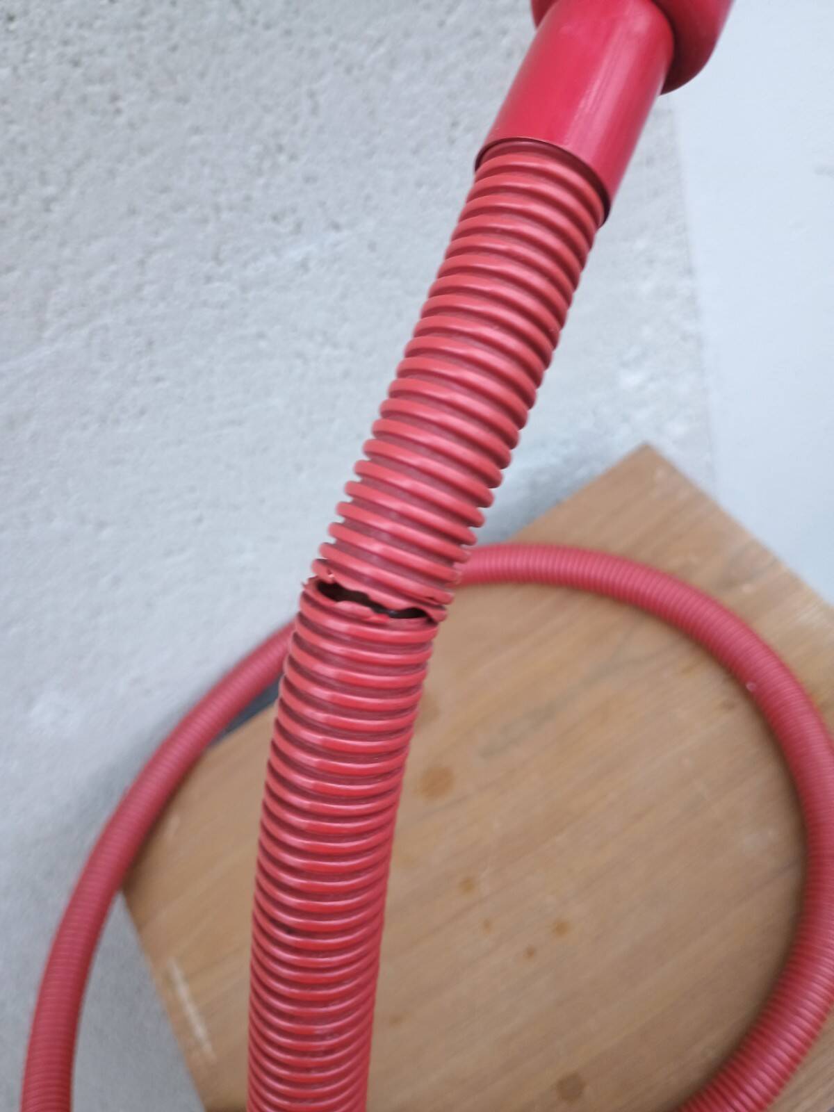 Red snake table lamp Hebi ISAO Hosoe Valenti Luce Italy design 1980 Memphis