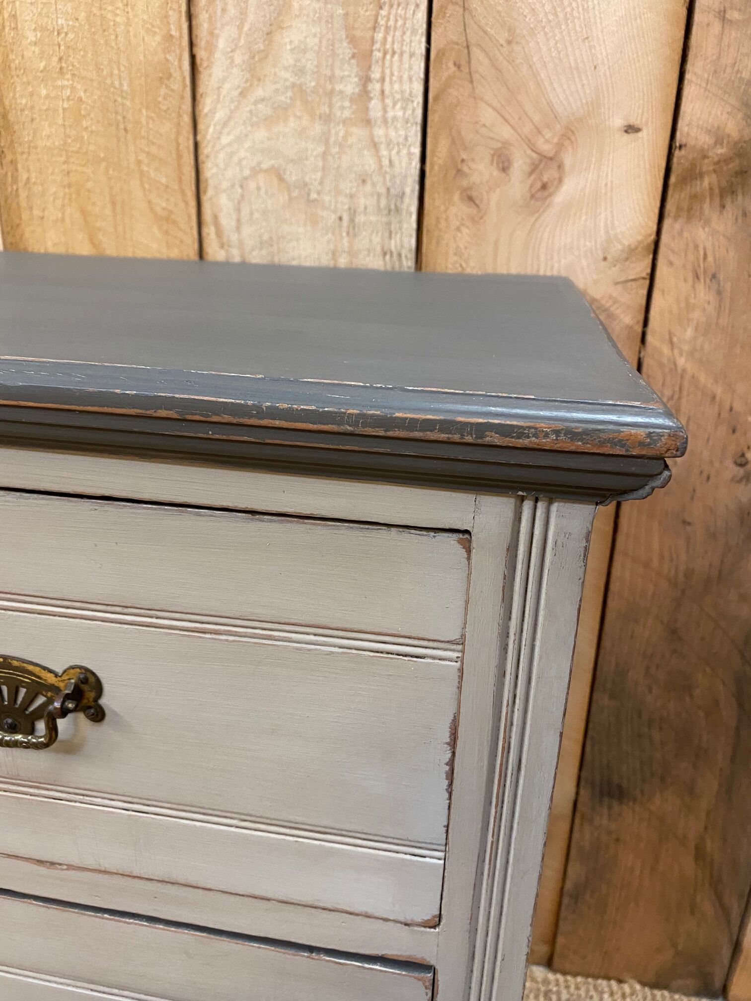 Patinated English chest of drawers from the 30s and 40s