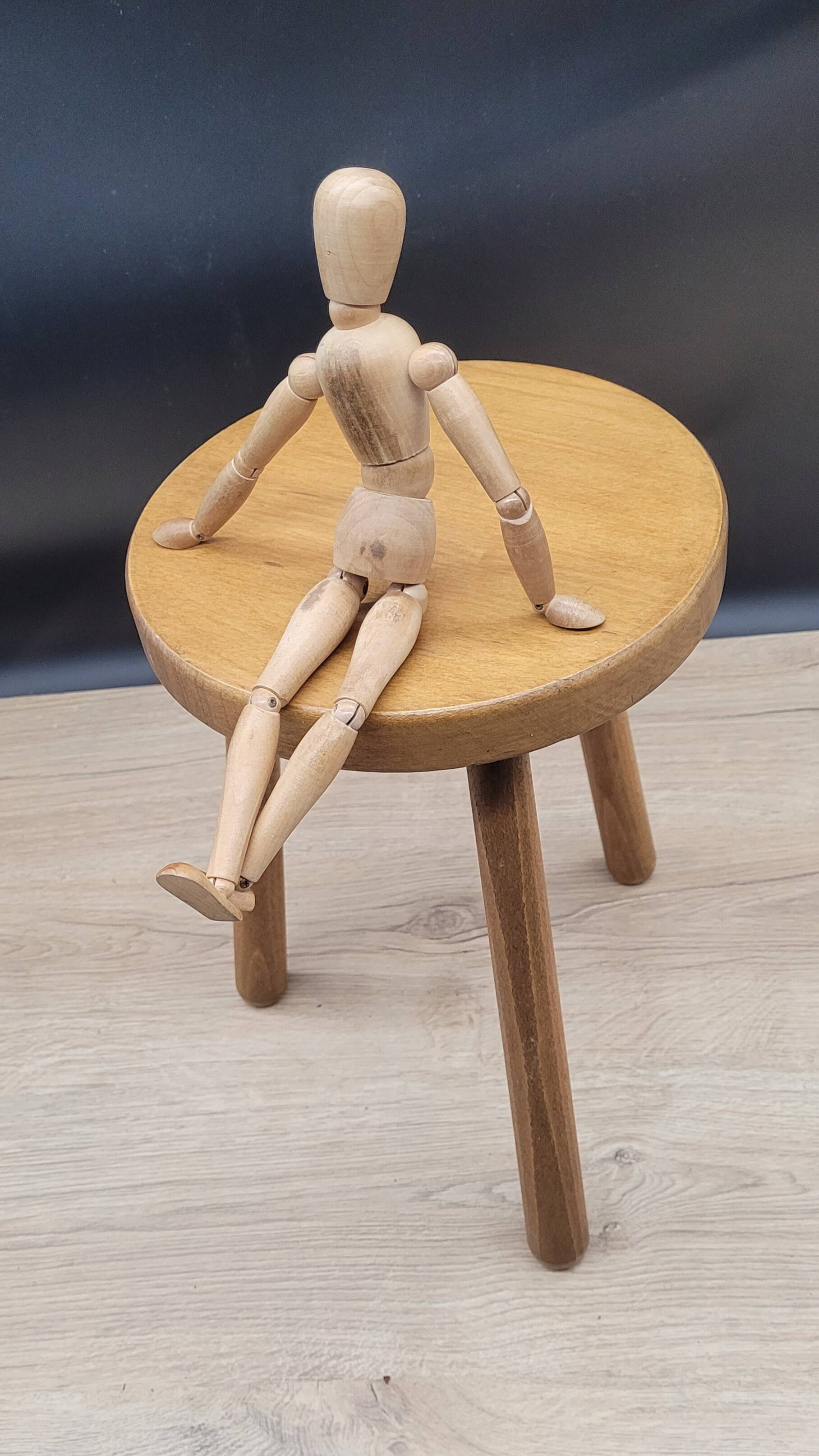 Round light tripod stool