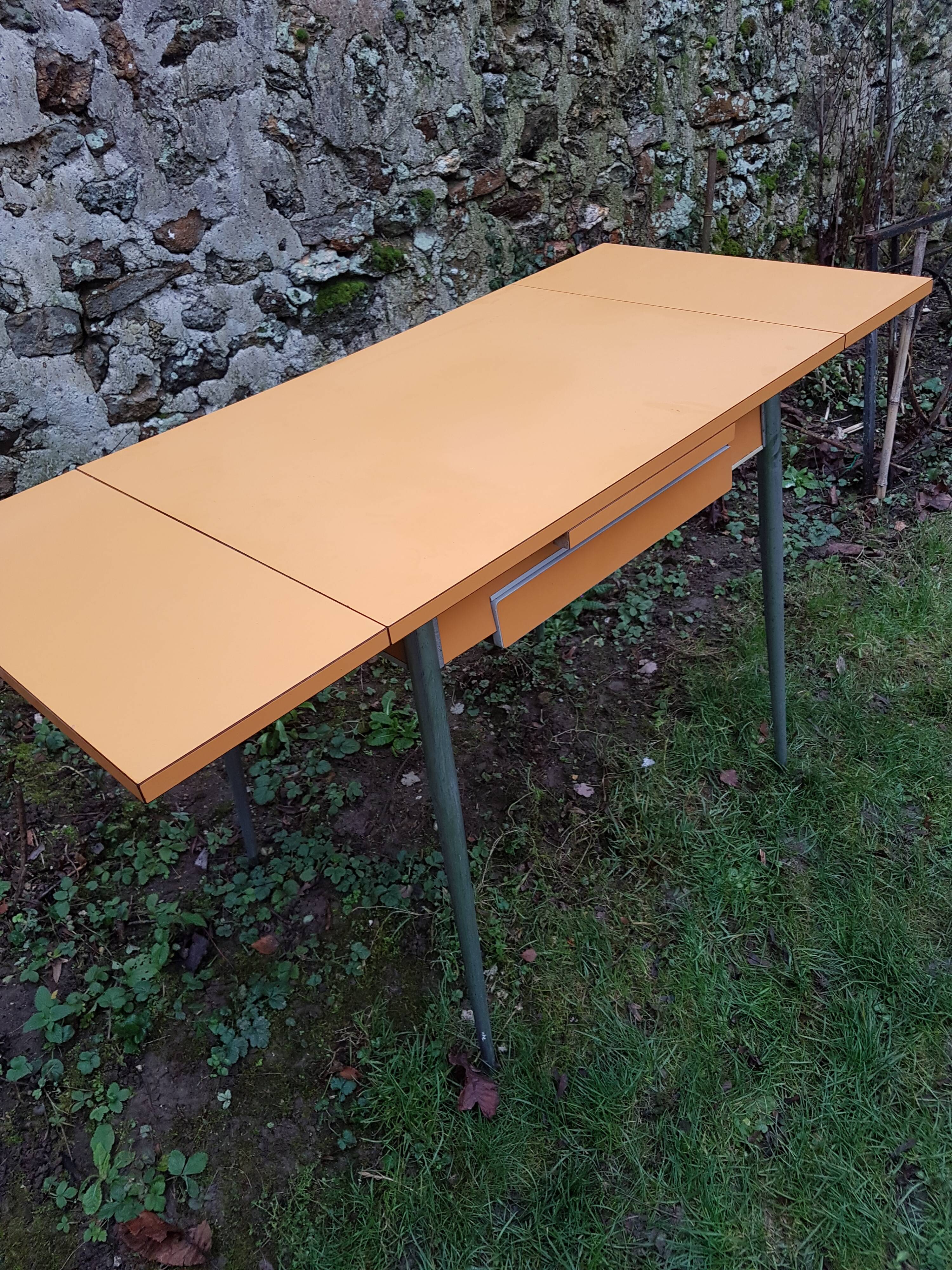 Table orange formica, 2 extensions