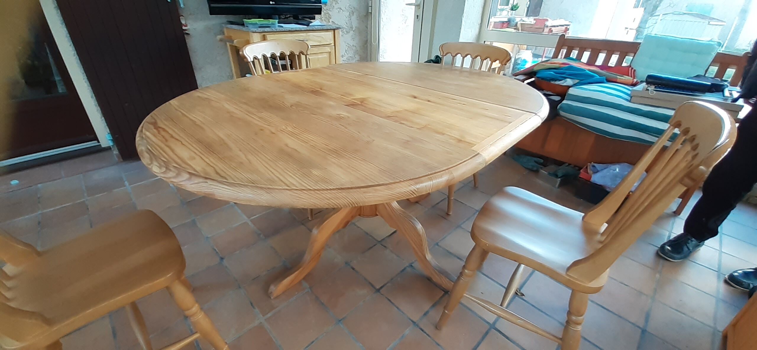 Interior's table and 4 chairs