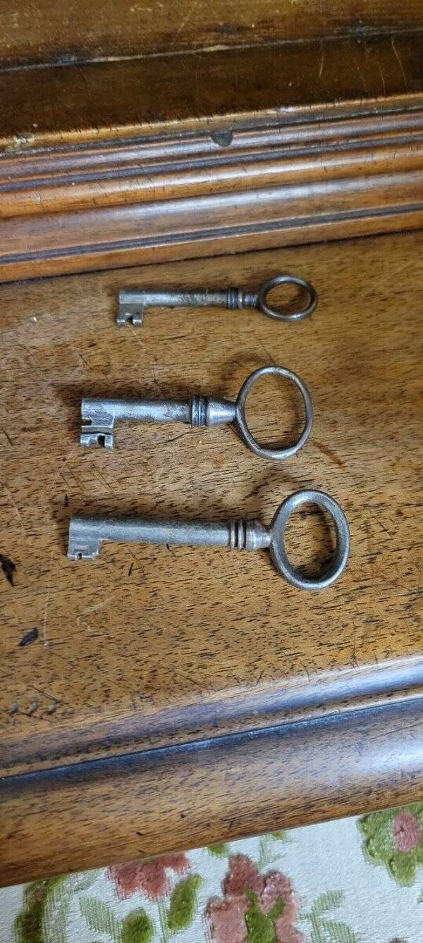 Meuble ancien en noyer massif finement sculpté, de style Renaissance