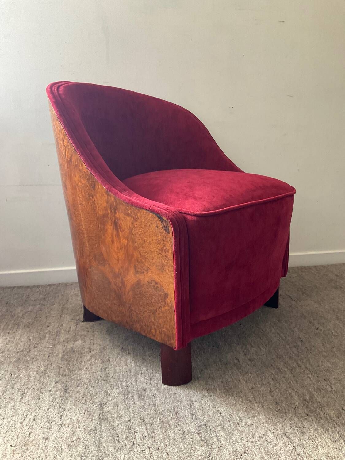 Fauteuil bergère Art Déco en loupe d’orme et velours