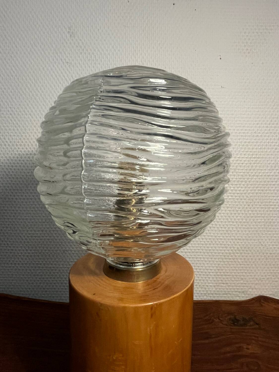 Cylindrical base lamp in solid wood and chiseled glass globe