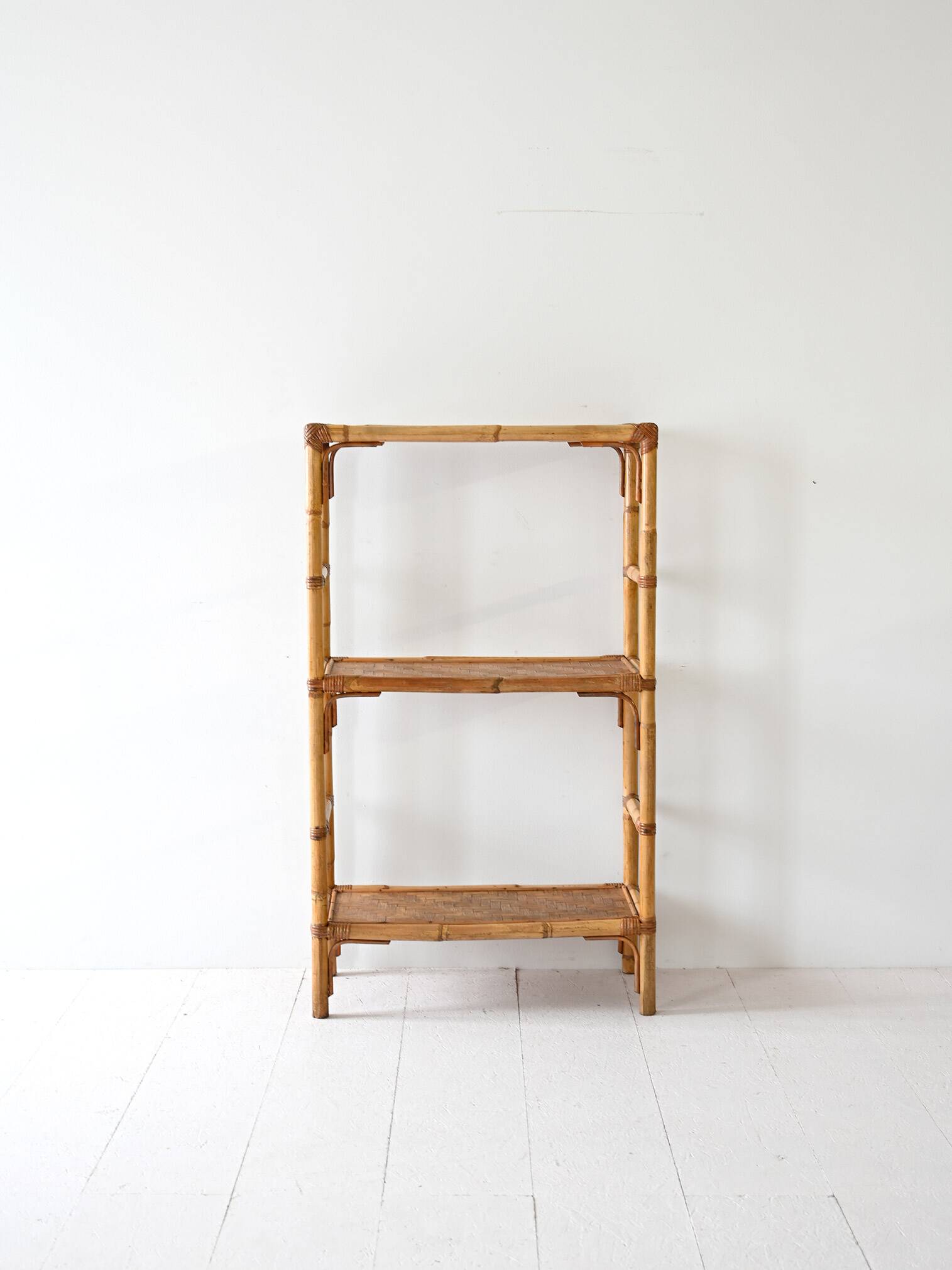 Bibliothèque vintage en bambou